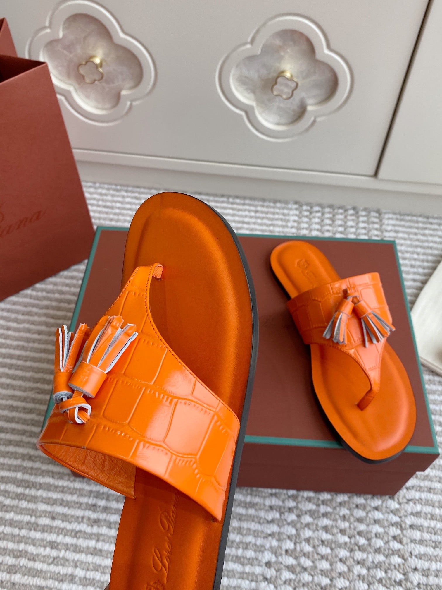 FLIP FLOPS IN ORANGE LAMBSKIN SNAKE EMBOSSING