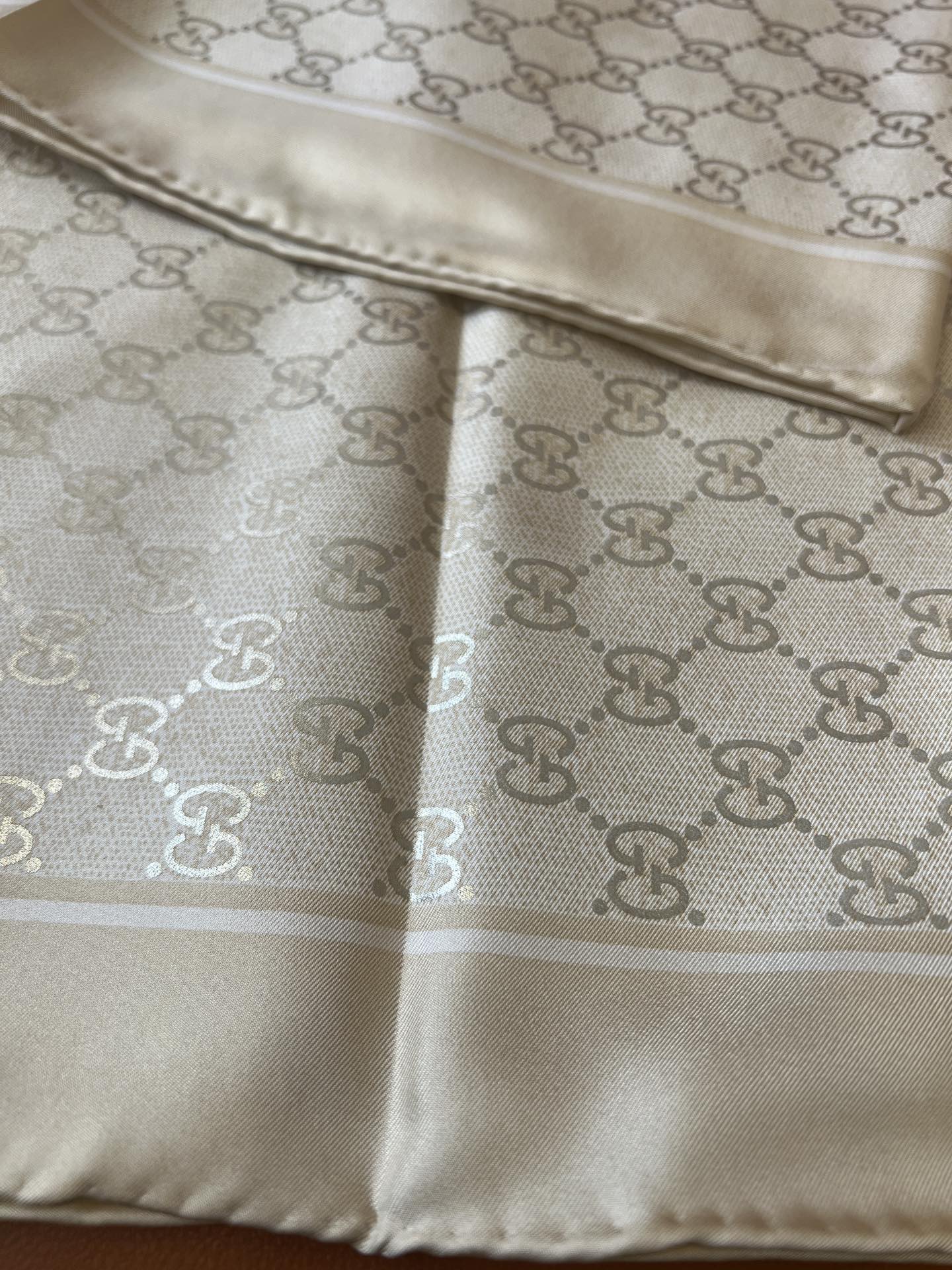 GUCCI 26S SCARF 90 IN SILK 816289