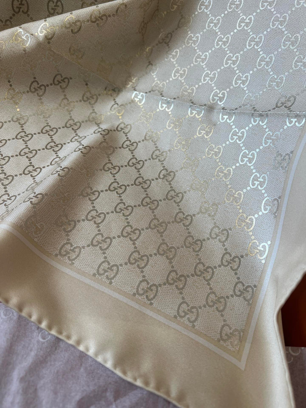 GUCCI 26S SCARF 90 IN SILK 816289