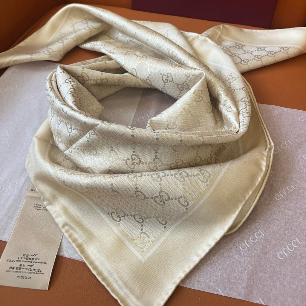 GUCCI 26S SCARF 90 IN SILK 816289