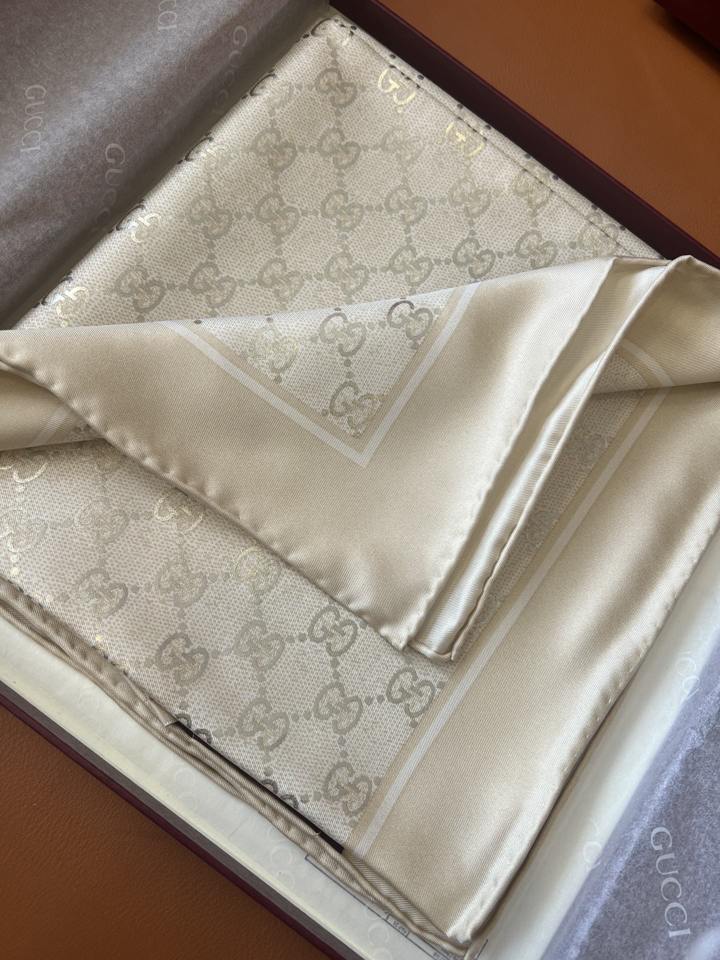 GUCCI 26S SCARF 90 IN SILK 816289