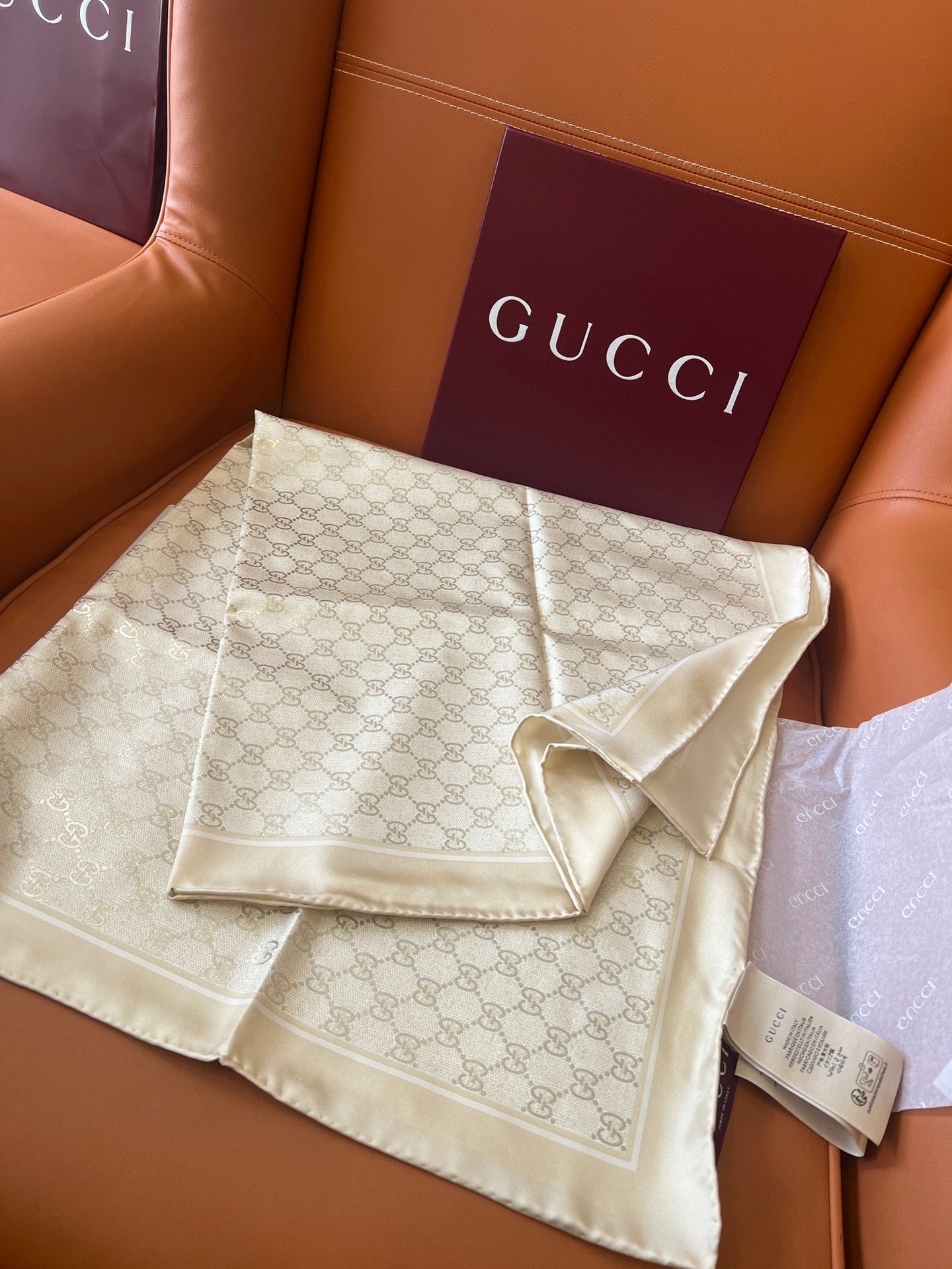 GUCCI 26S SCARF 90 IN SILK 816289