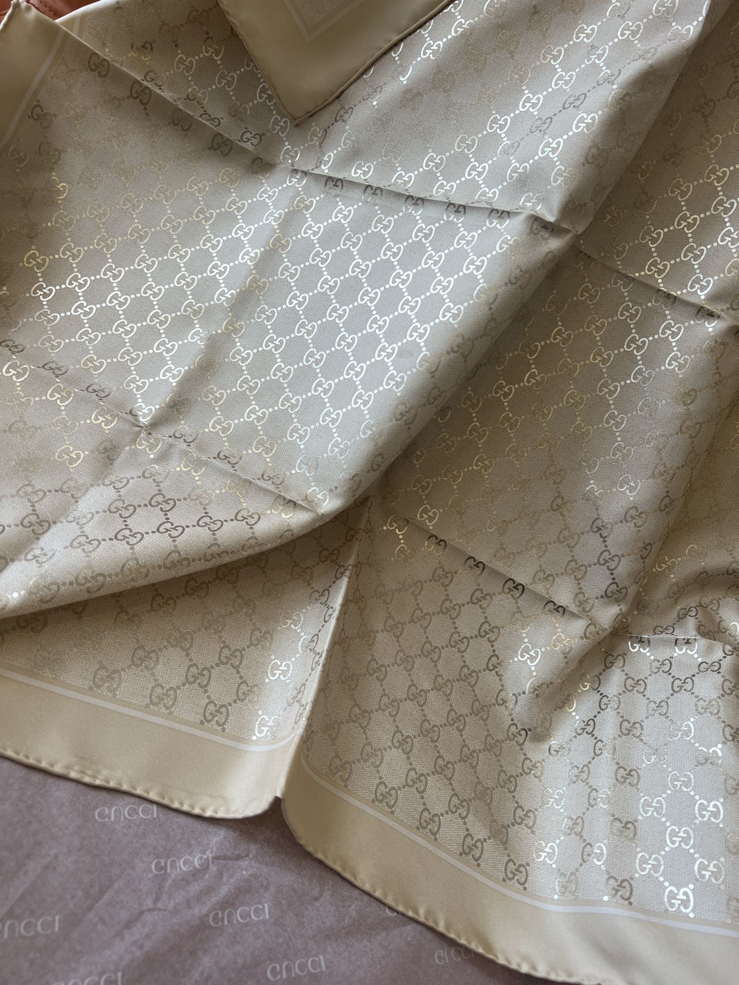 GUCCI 26S SCARF 90 IN SILK 816289