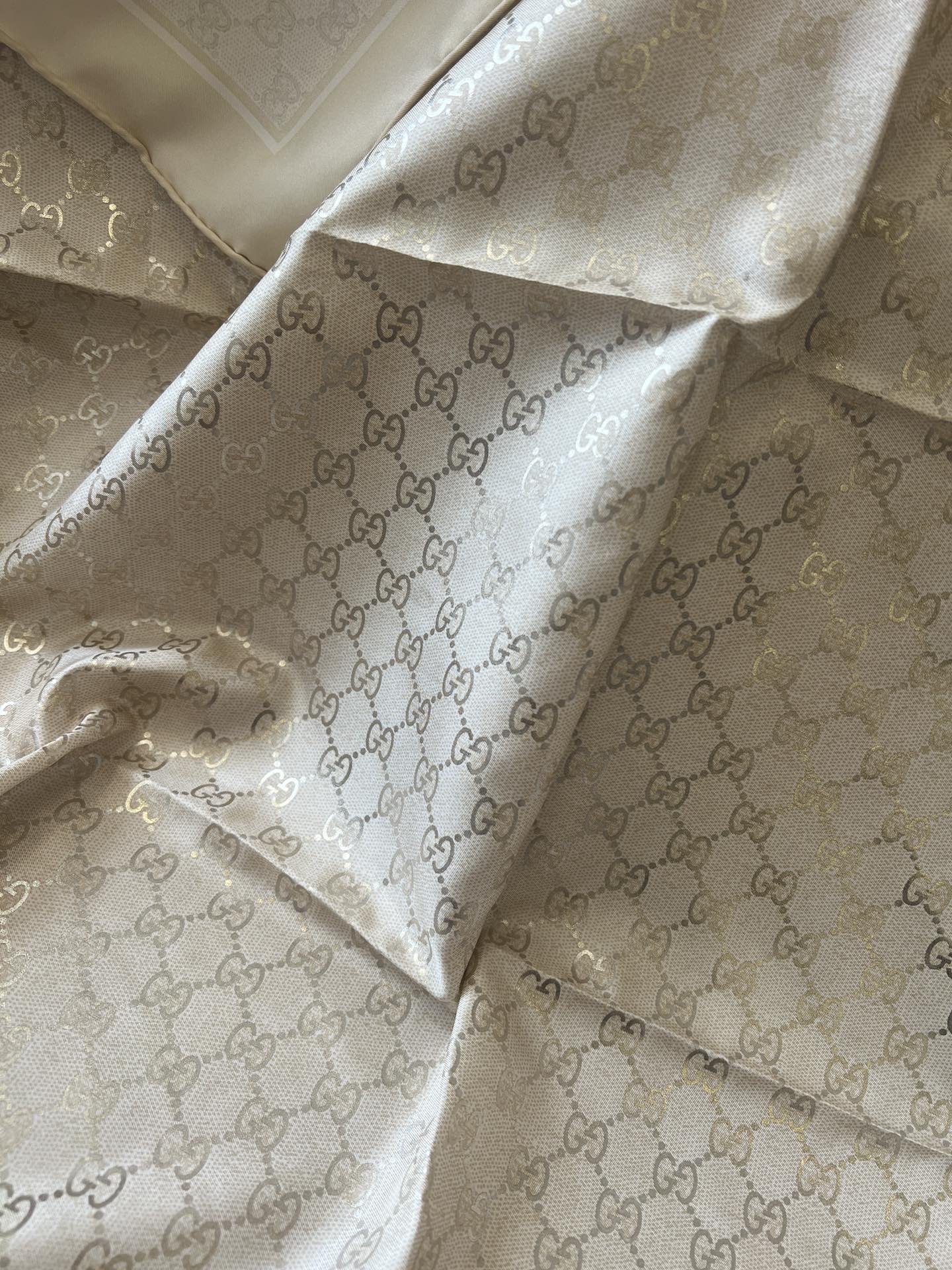 GUCCI 26S SCARF 90 IN SILK 816289