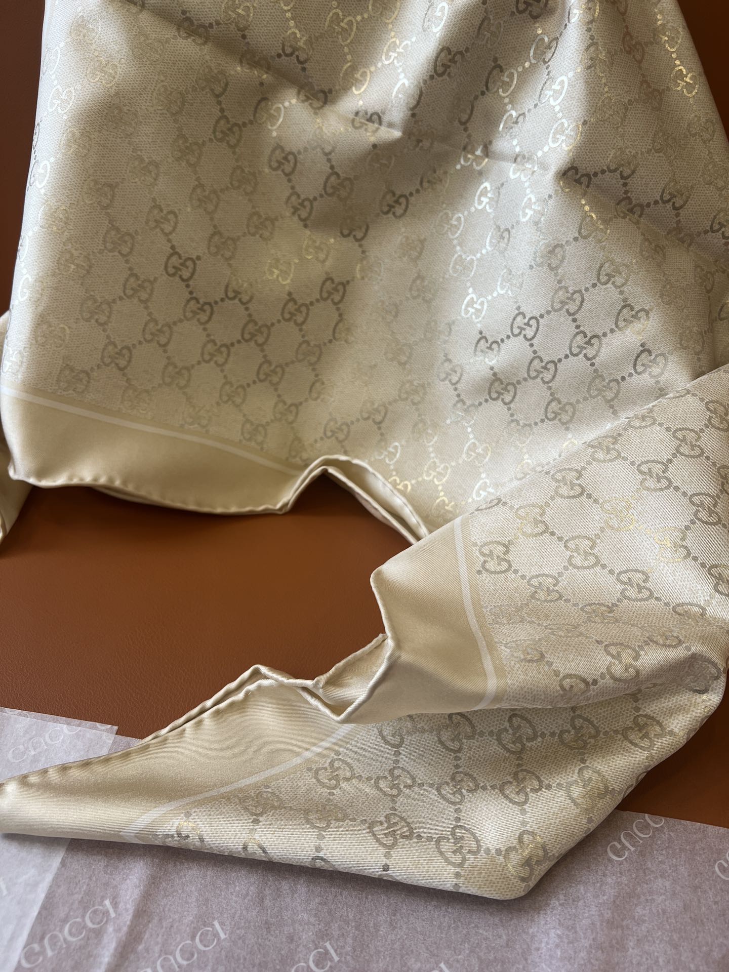 GUCCI 26S SCARF 90 IN SILK 816289