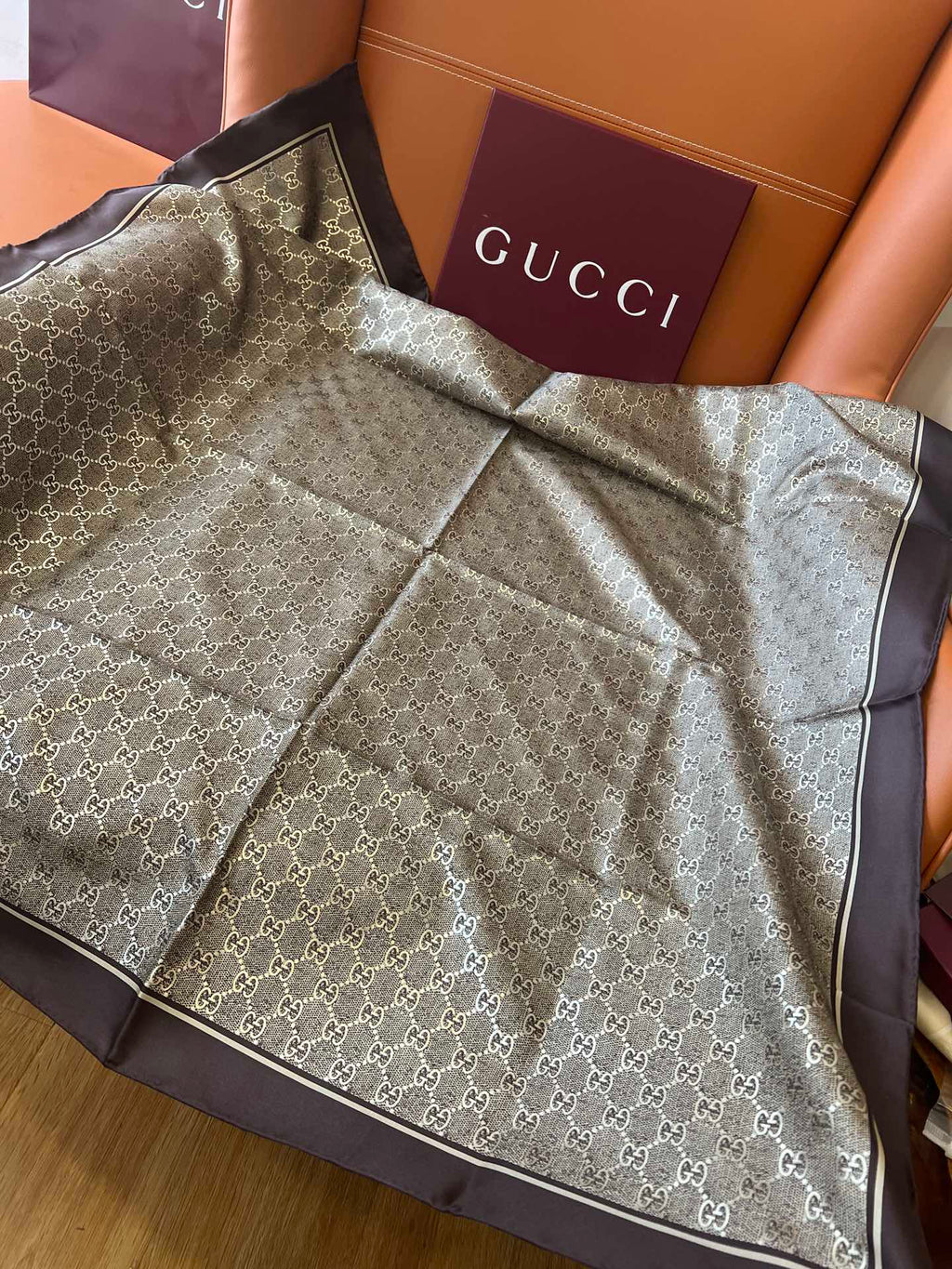 GUCCI 26S SCARF 90 IN SILK 816288