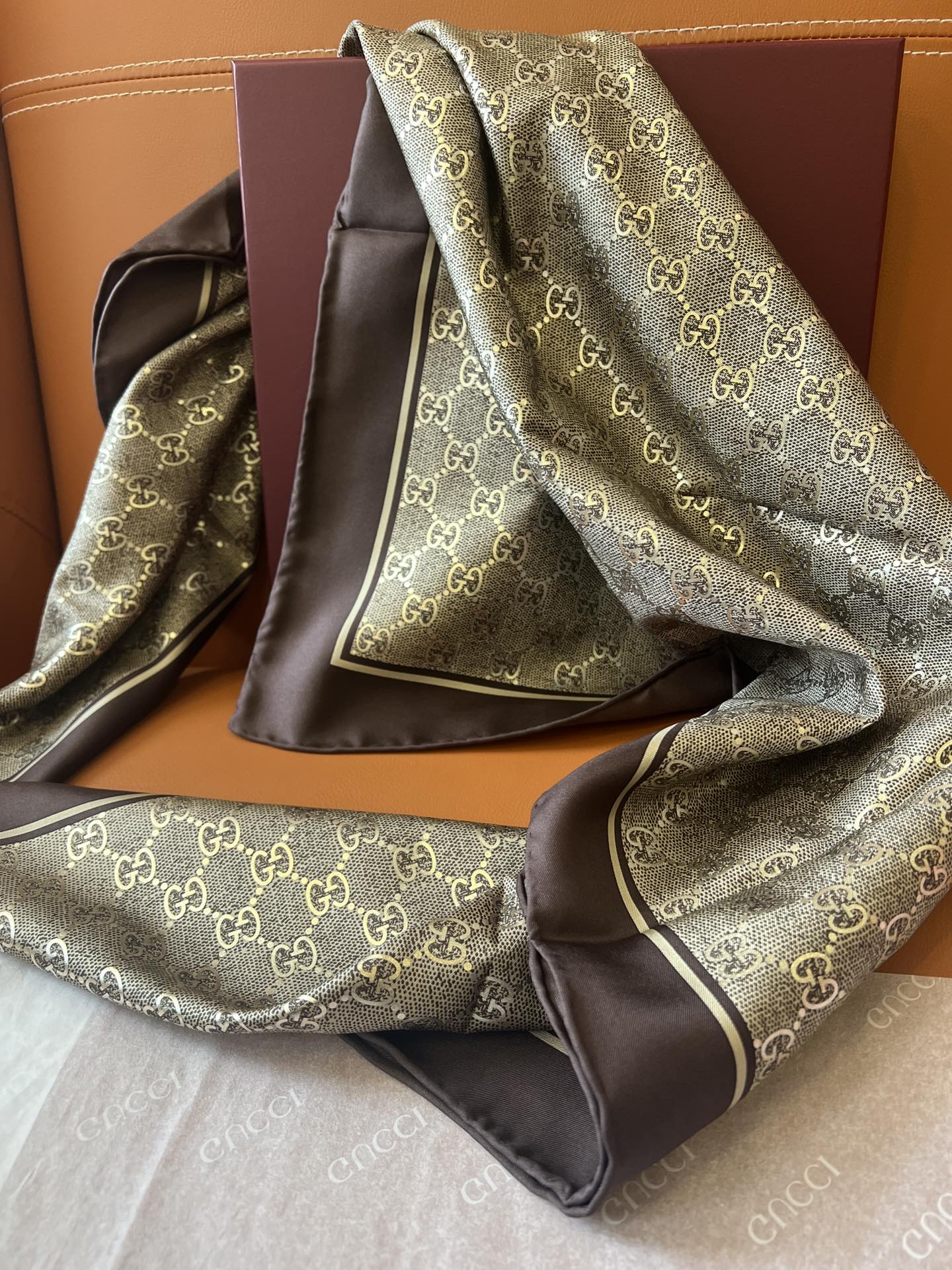GUCCI 26S SCARF 90 IN SILK 816288