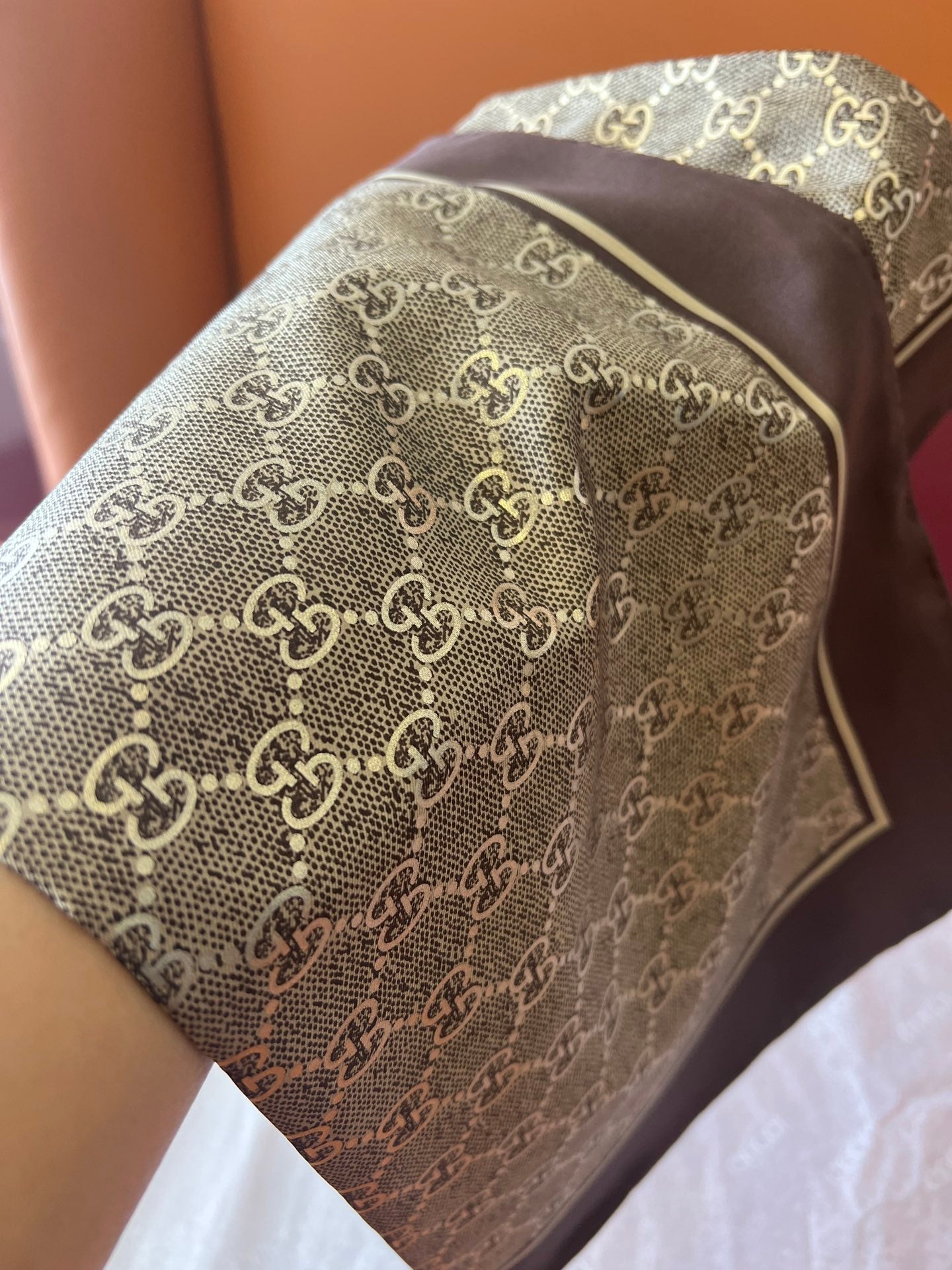 GUCCI 26S SCARF 90 IN SILK 816288
