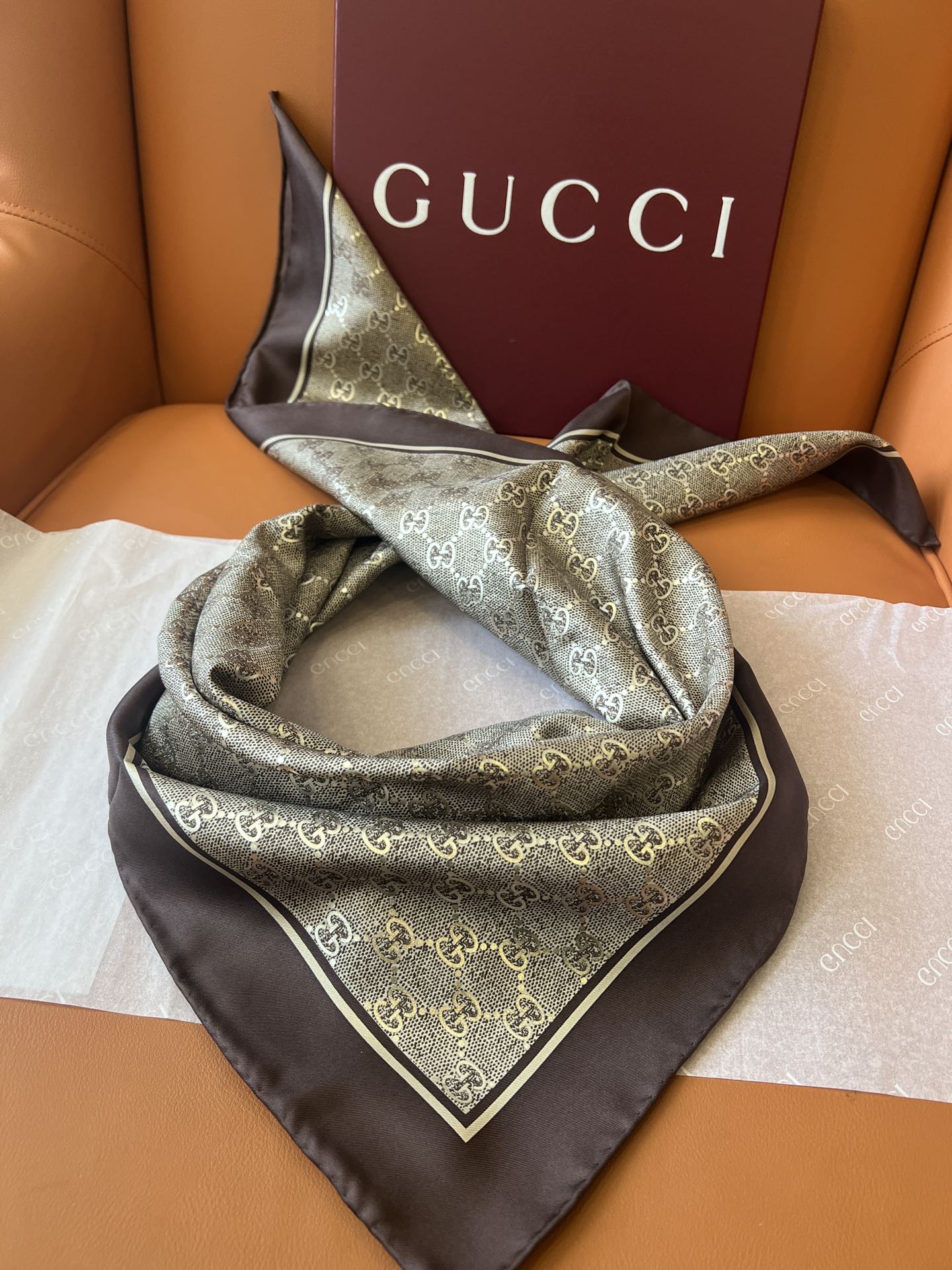 GUCCI 26S SCARF 90 IN SILK 816288