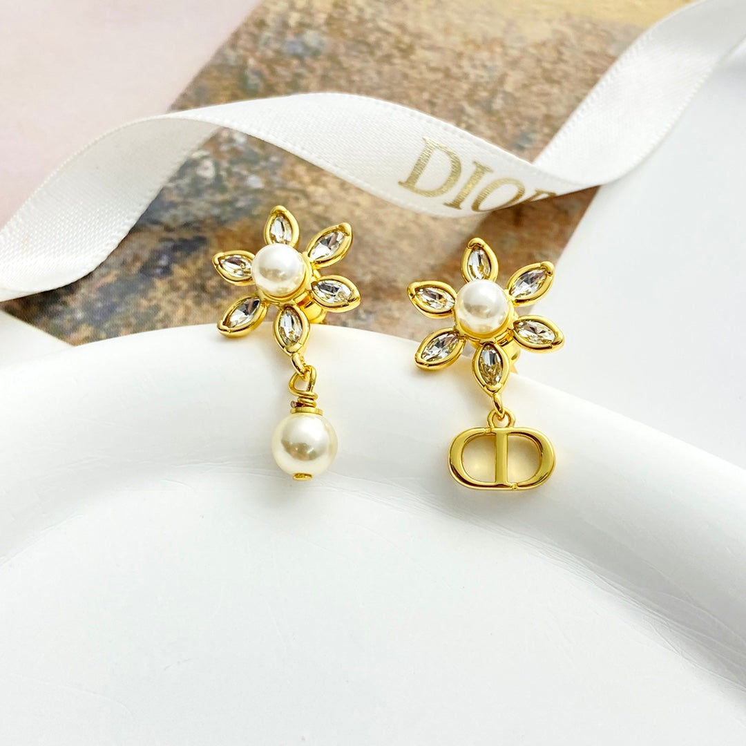 CD 26S FLOWER CRYSTAL PEARL CD CHARM DROP EARRINGS IN GOLD METAL 631966