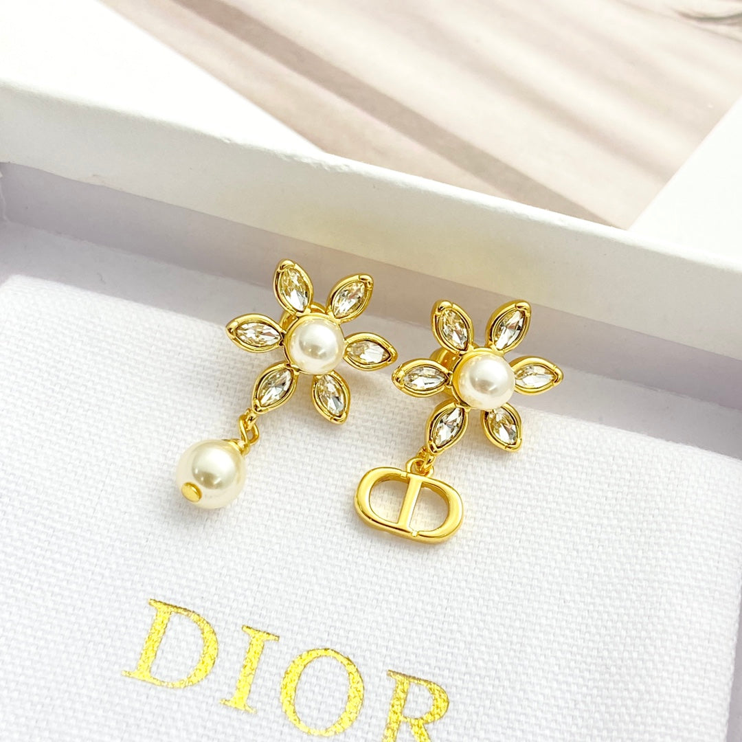 CD 26S FLOWER CRYSTAL PEARL CD CHARM DROP EARRINGS IN GOLD METAL 631966