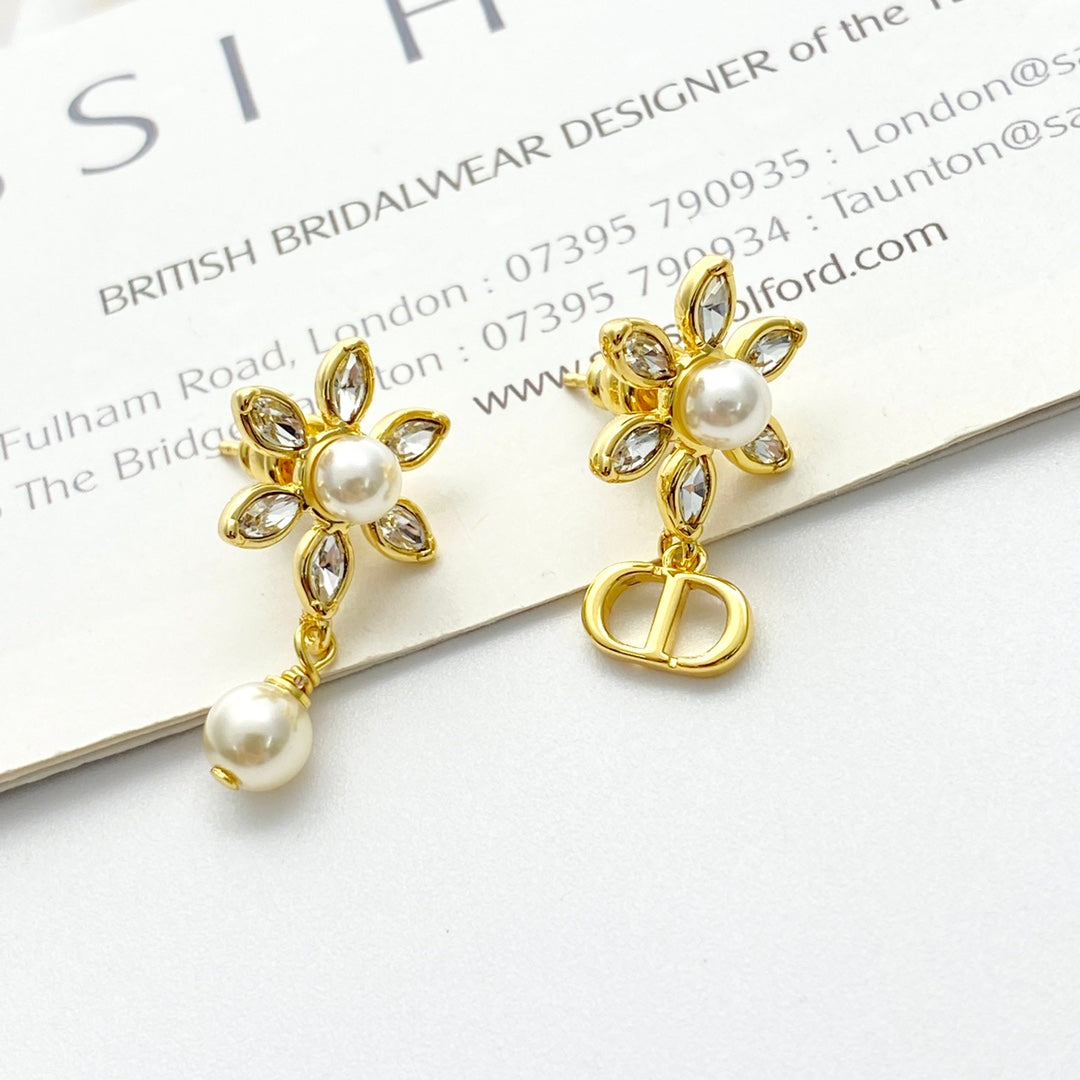 CD 26S FLOWER CRYSTAL PEARL CD CHARM DROP EARRINGS IN GOLD METAL 631966