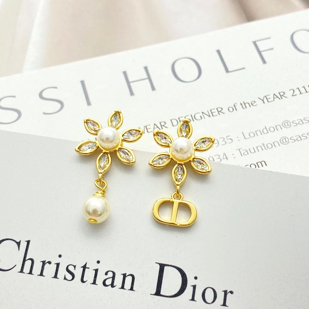 CD 26S FLOWER CRYSTAL PEARL CD CHARM DROP EARRINGS IN GOLD METAL 631966