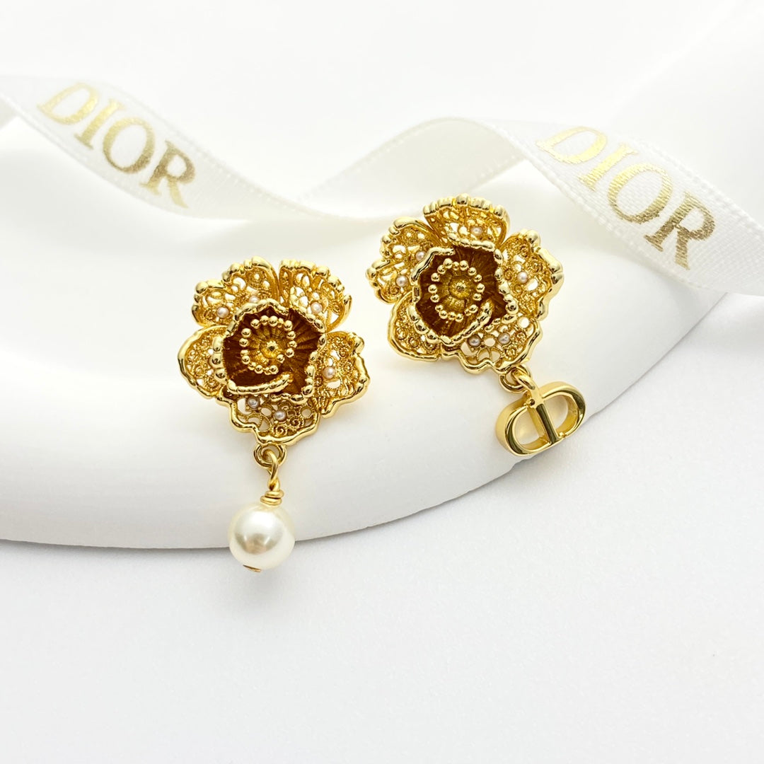CD 26S VINTAGE FLORAL PEARL DROP EARRINGS IN GOLD METAL 631772