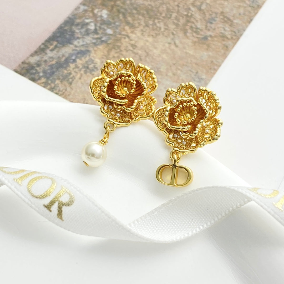 CD 26S VINTAGE FLORAL PEARL DROP EARRINGS IN GOLD METAL 631772