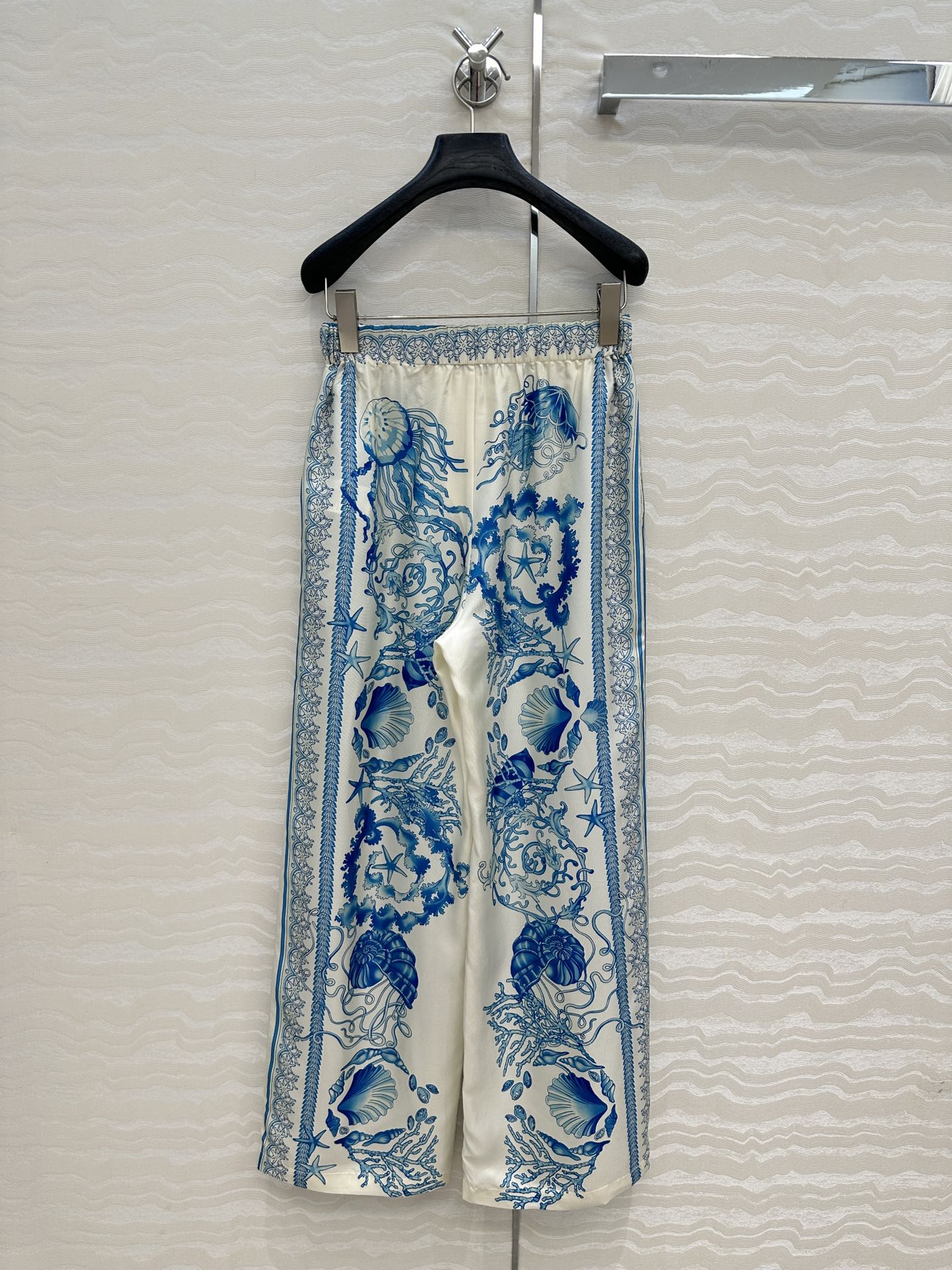 VERSACE SILK STRAIGHT-LEG PANTS WITH CORAL PRINT 263968