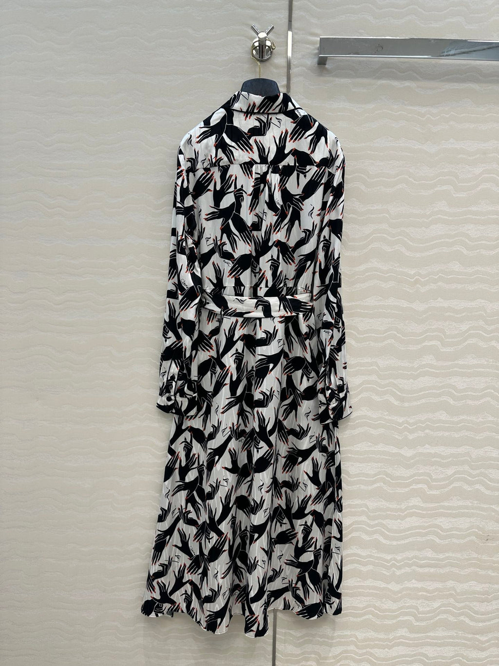 DVF WHITE AND BLACK PRINTED SILK SHIRT DRESS