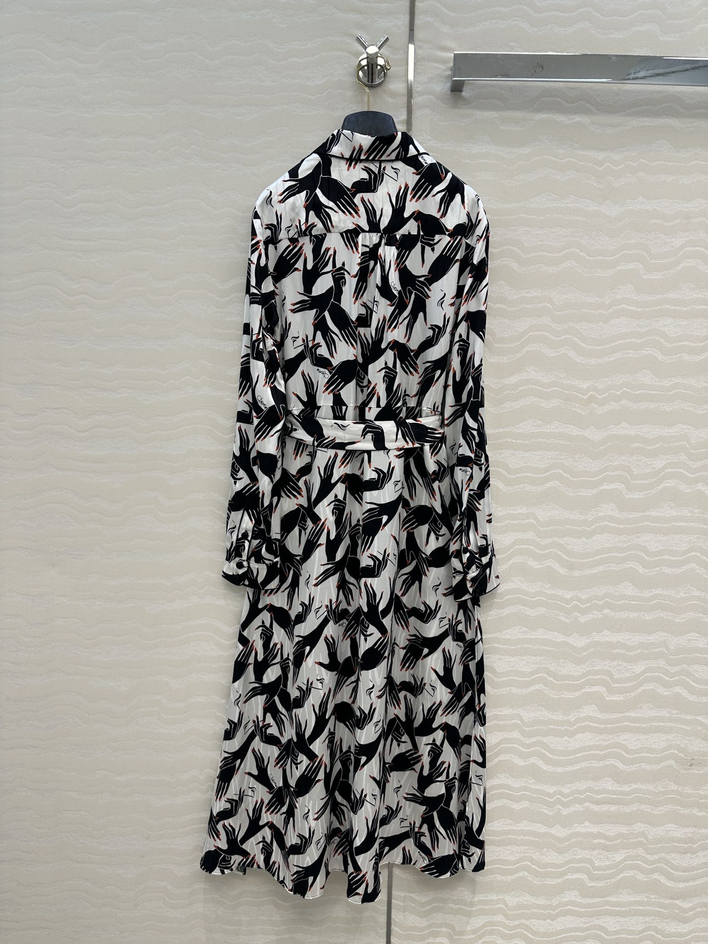 DVF WHITE AND BLACK PRINTED SILK SHIRT DRESS