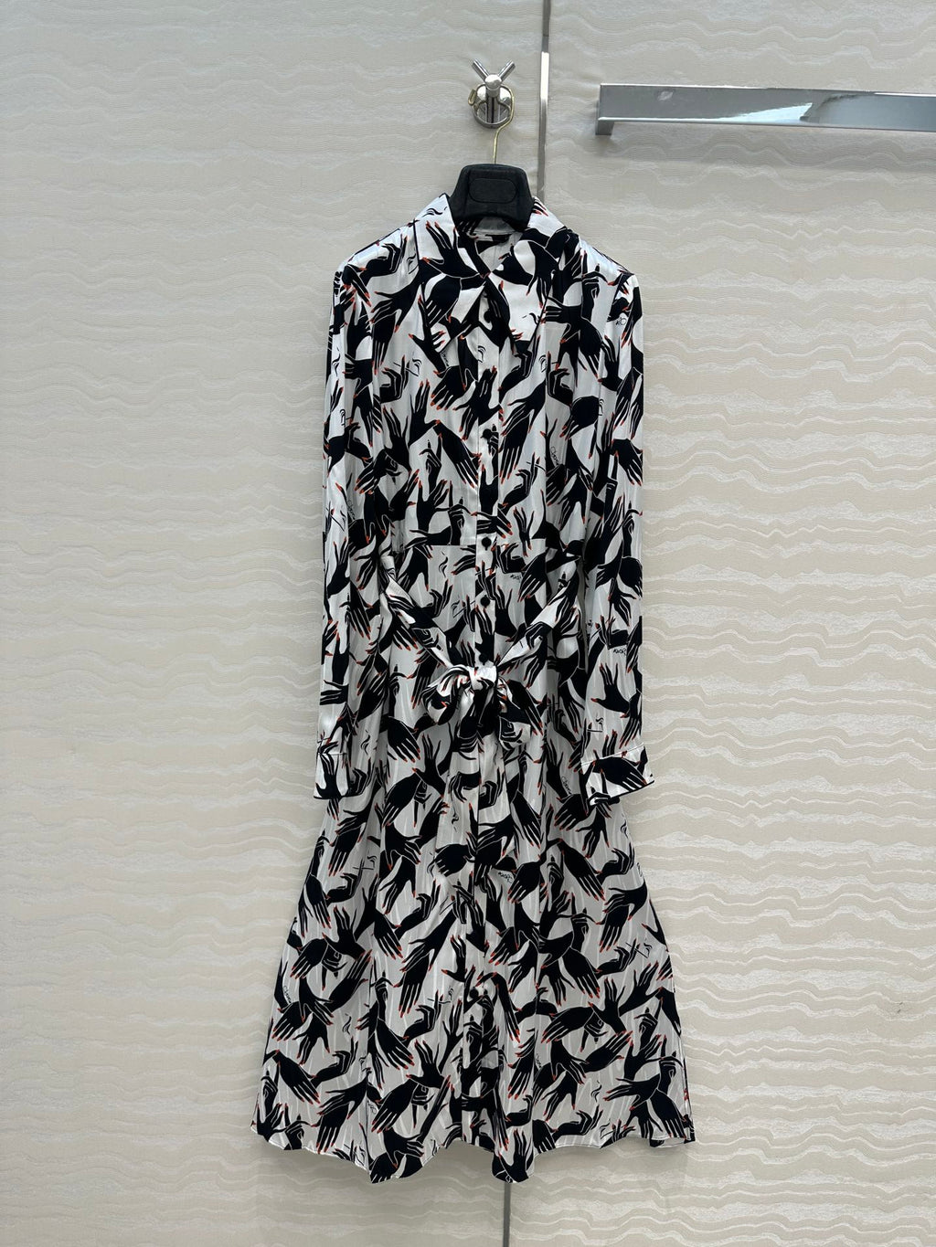 DVF WHITE AND BLACK PRINTED SILK SHIRT DRESS