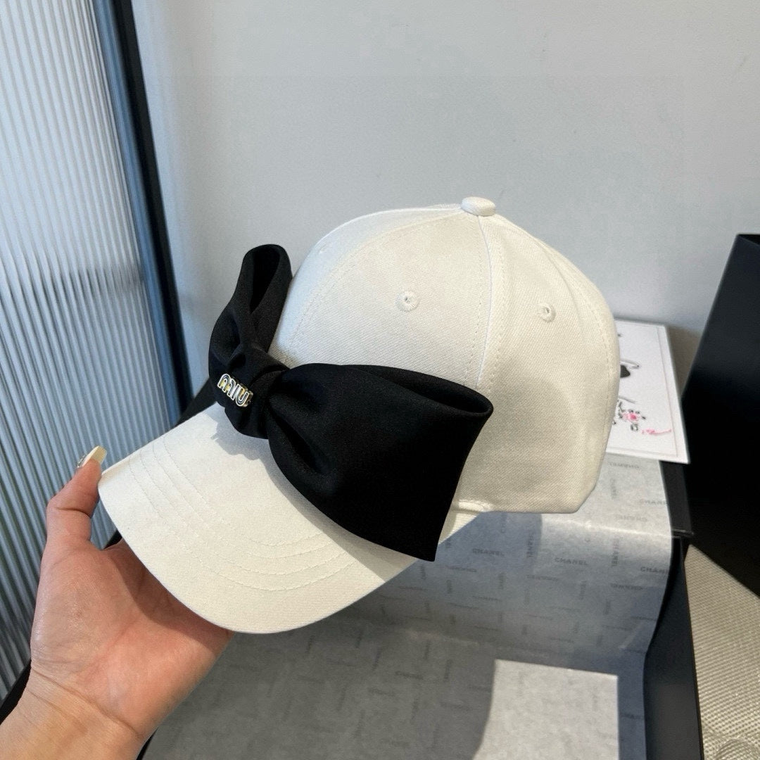 MIUMIU BASEBALL CAP IN WHITE FABRIC WITH LARGE BLACK BOW