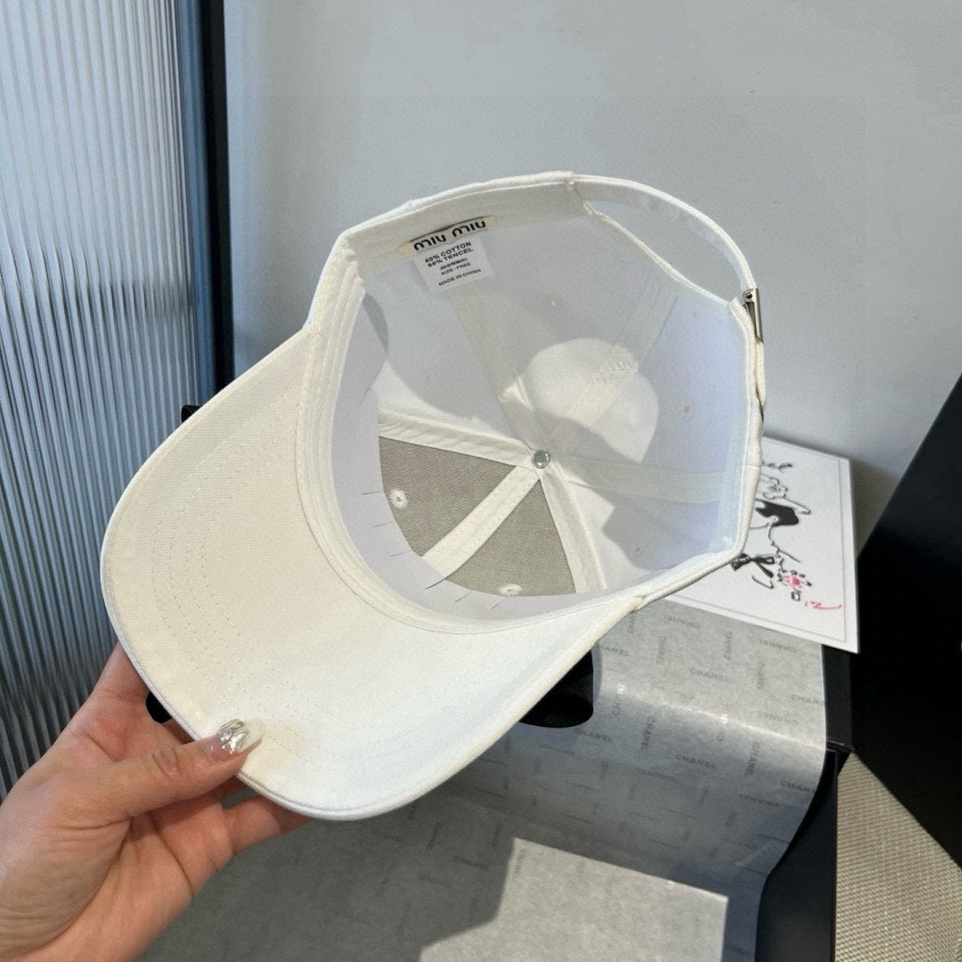 MIUMIU BASEBALL CAP IN WHITE FABRIC WITH LARGE BLACK BOW