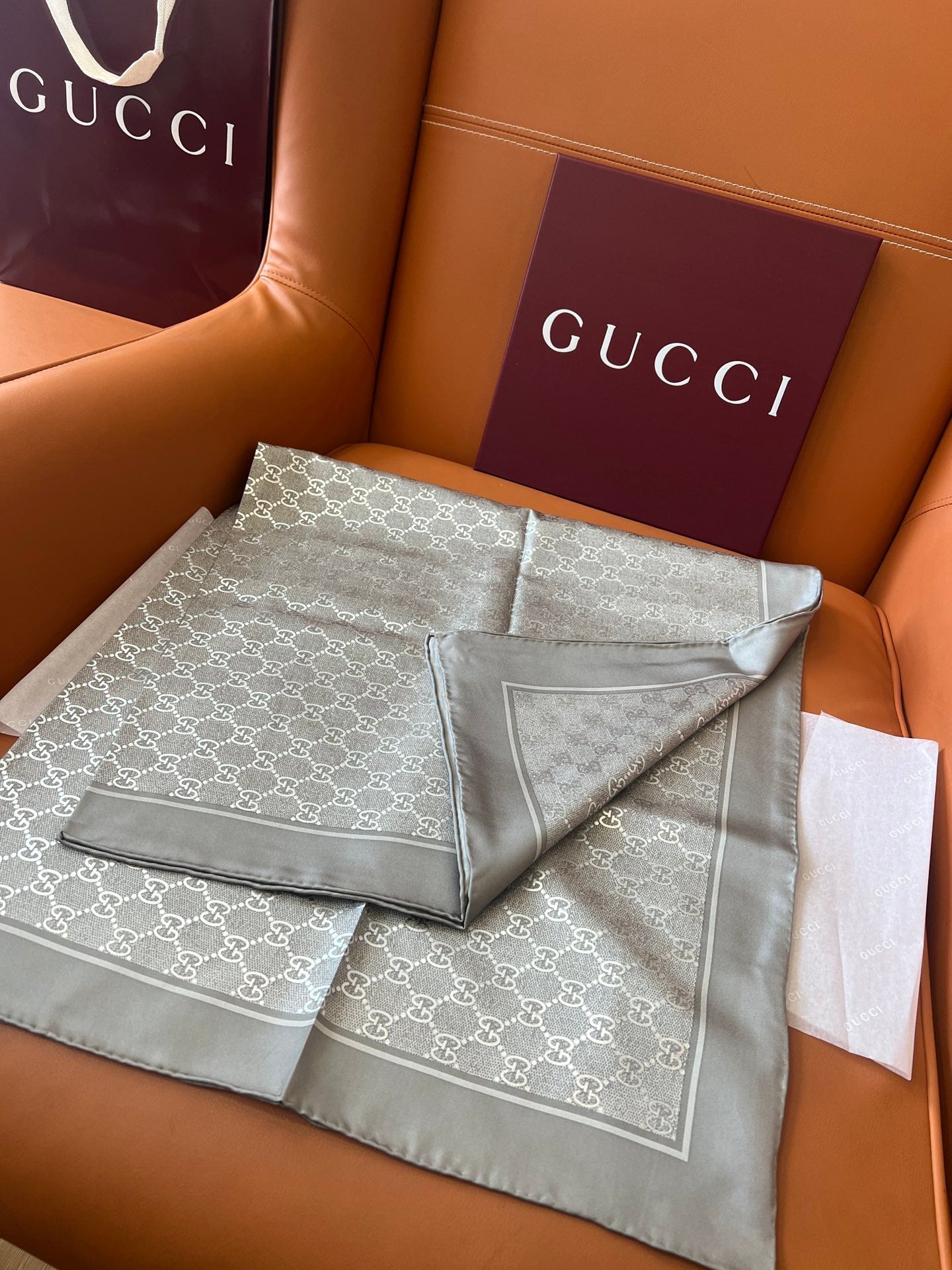 GUCCI 26S SCARF 90 IN SILK 816290