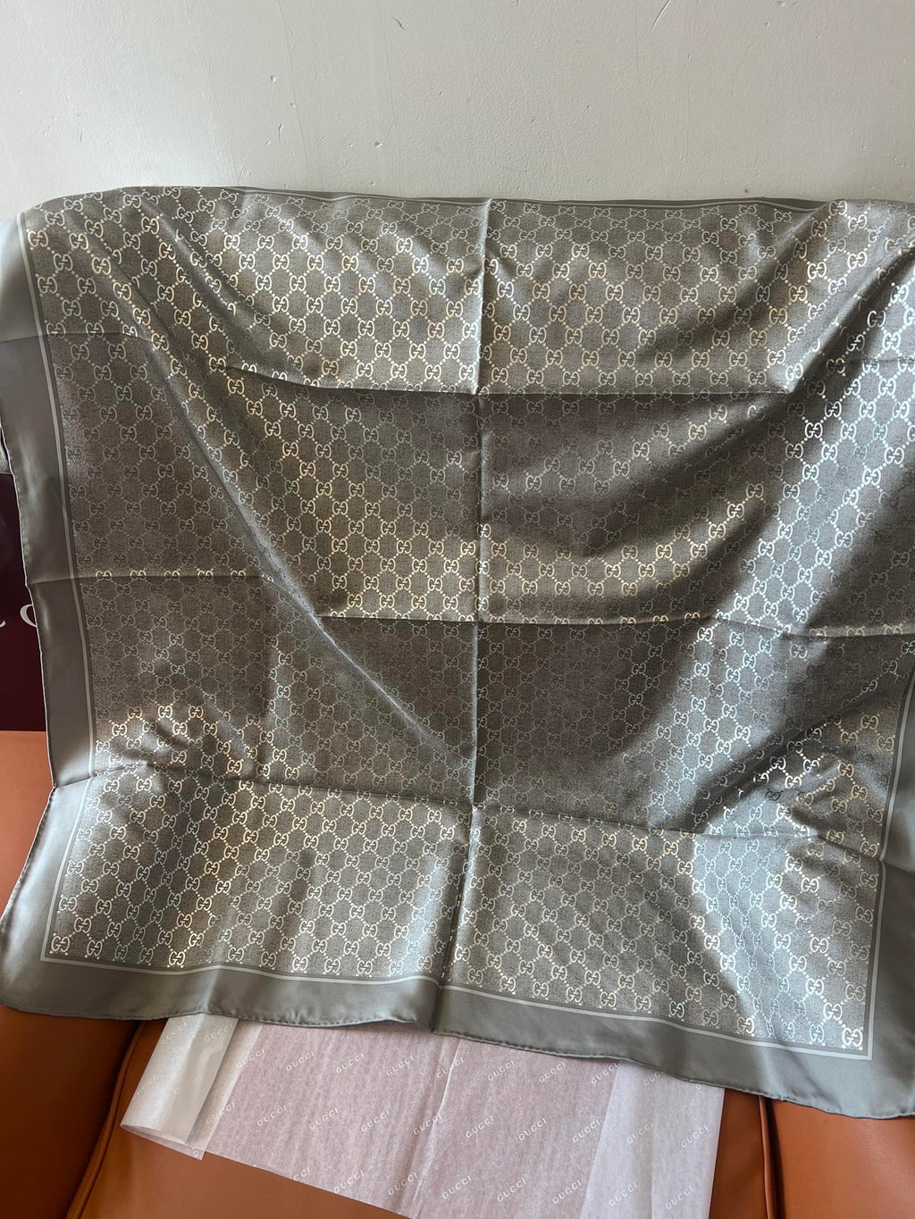 GUCCI 26S SCARF 90 IN SILK 816290