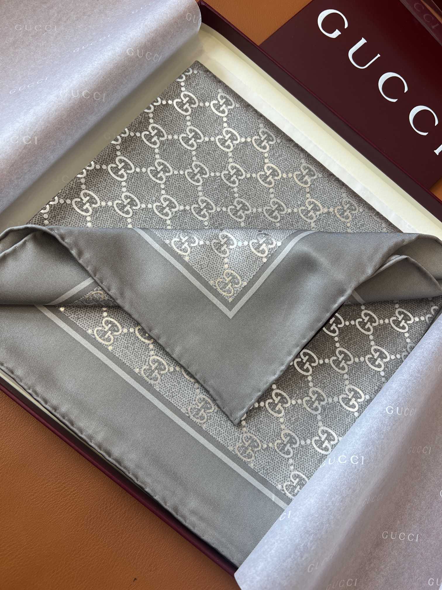 GUCCI 26S SCARF 90 IN SILK 816290
