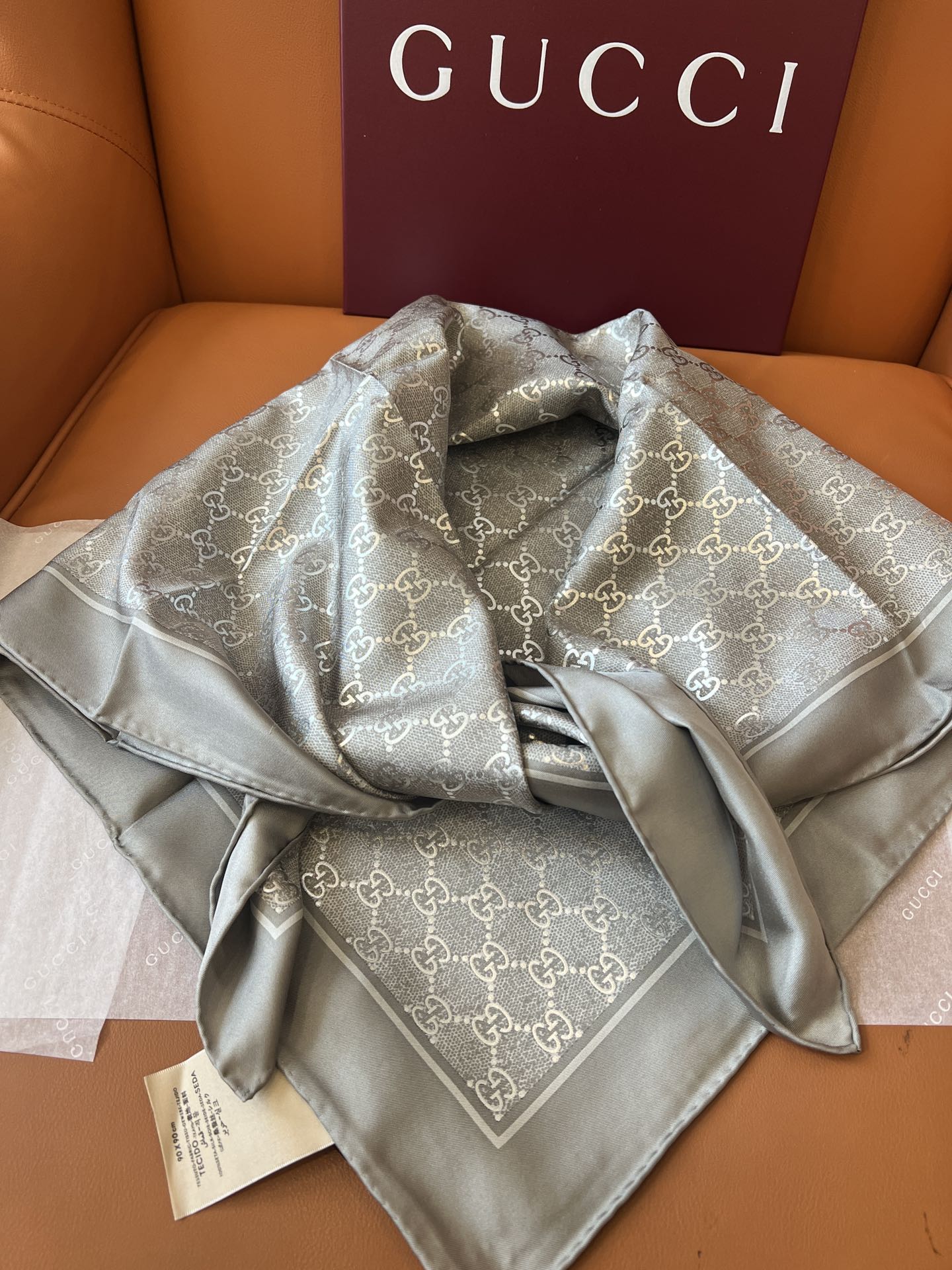 GUCCI 26S SCARF 90 IN SILK 816290