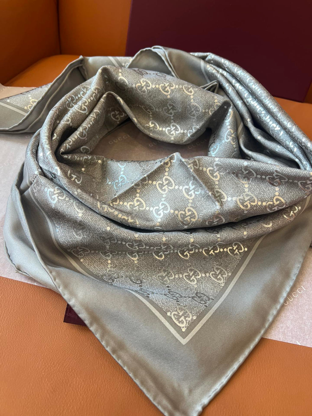 GUCCI 26S SCARF 90 IN SILK 816290
