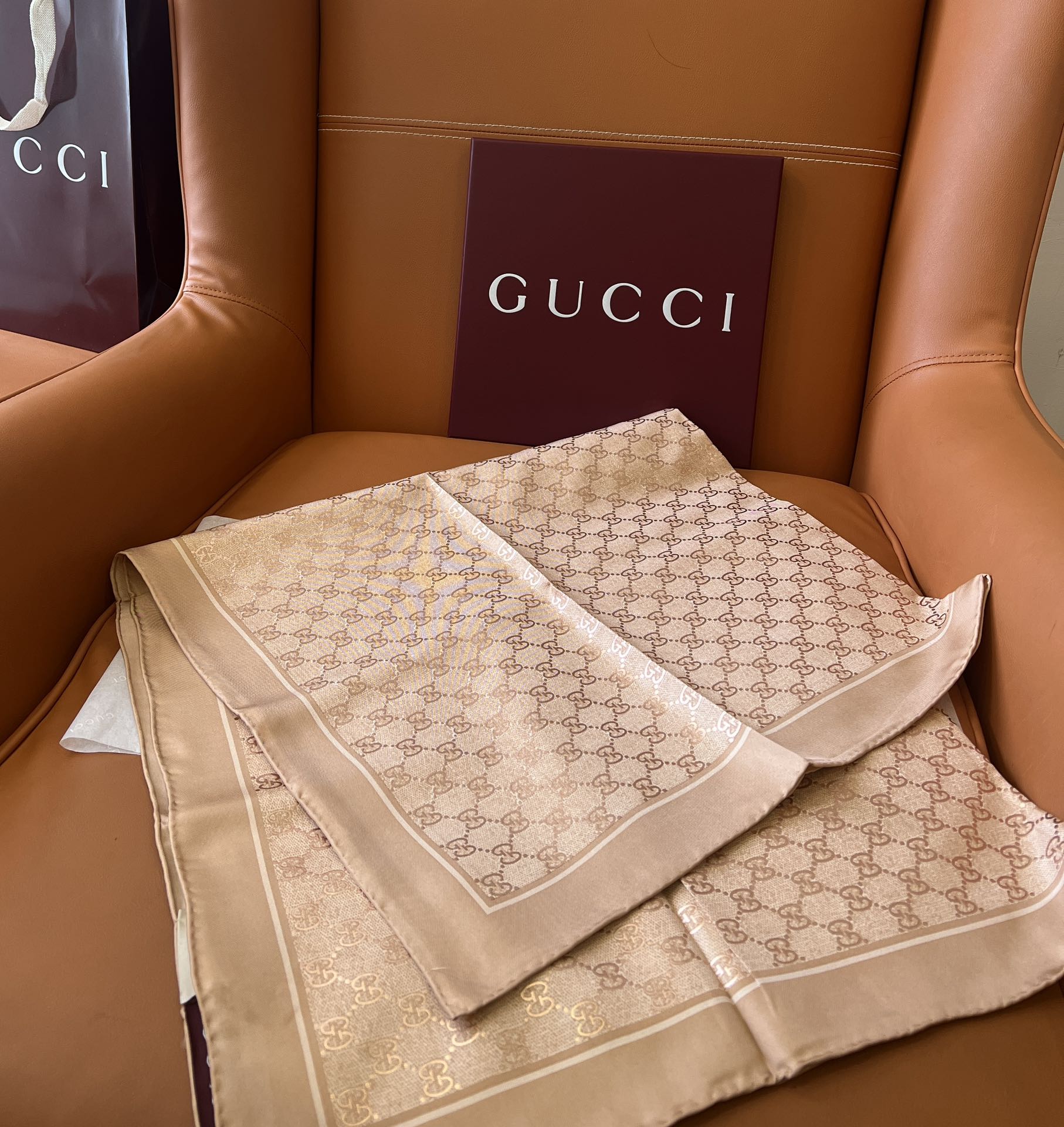 GUCCI 26S SCARF 90 IN SILK 816291