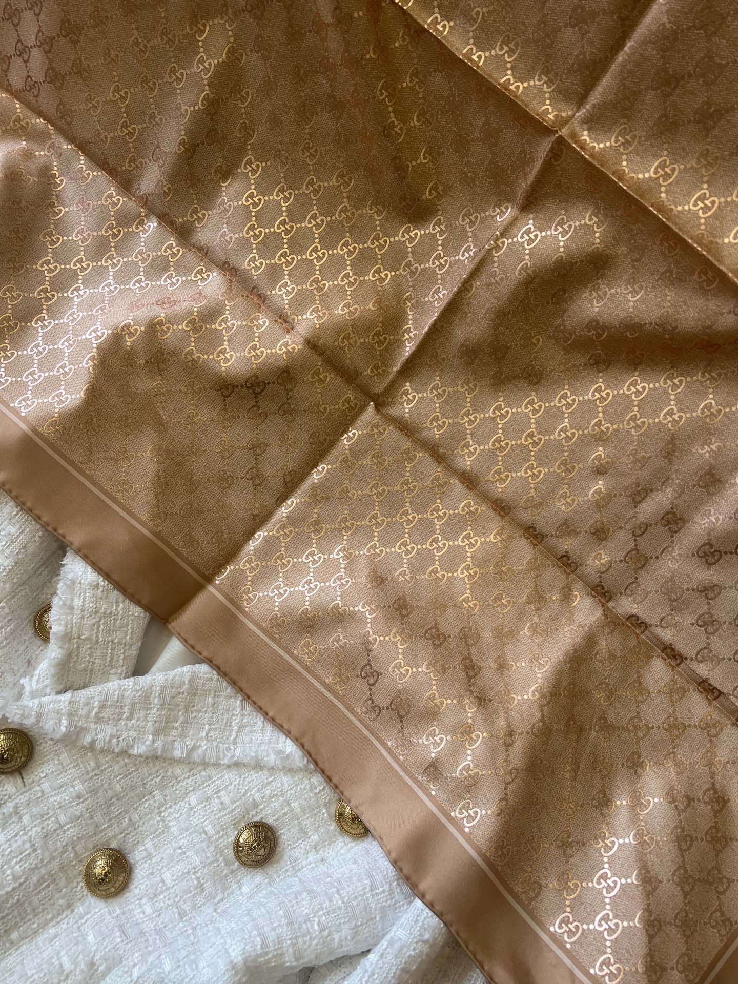 GUCCI 26S SCARF 90 IN SILK 816291