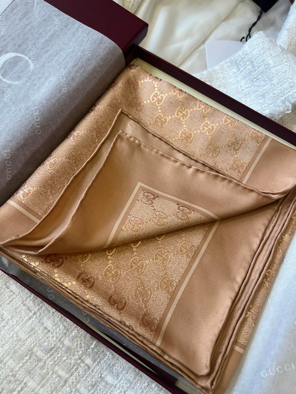GUCCI 26S SCARF 90 IN SILK 816291