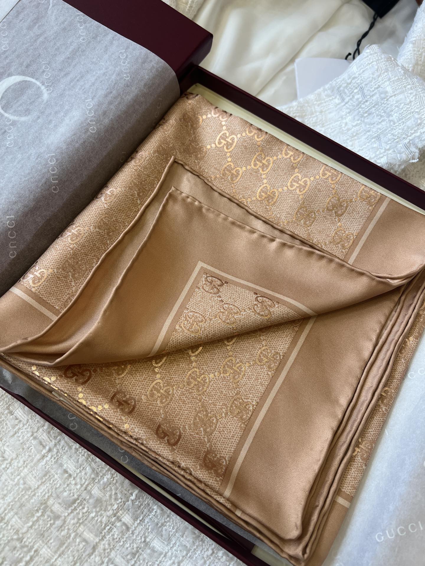 GUCCI 26S SCARF 90 IN SILK 816291