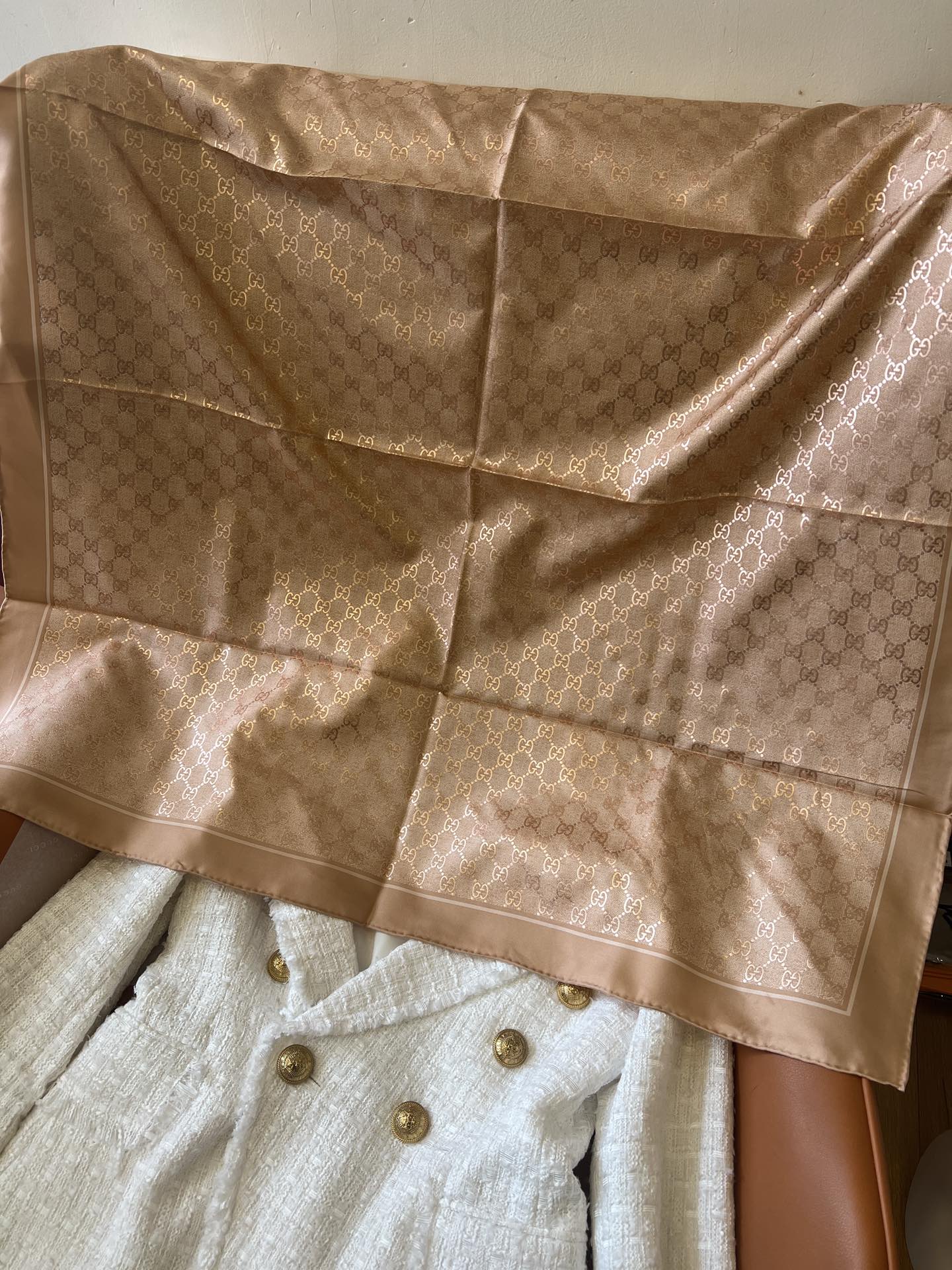 GUCCI 26S SCARF 90 IN SILK 816291