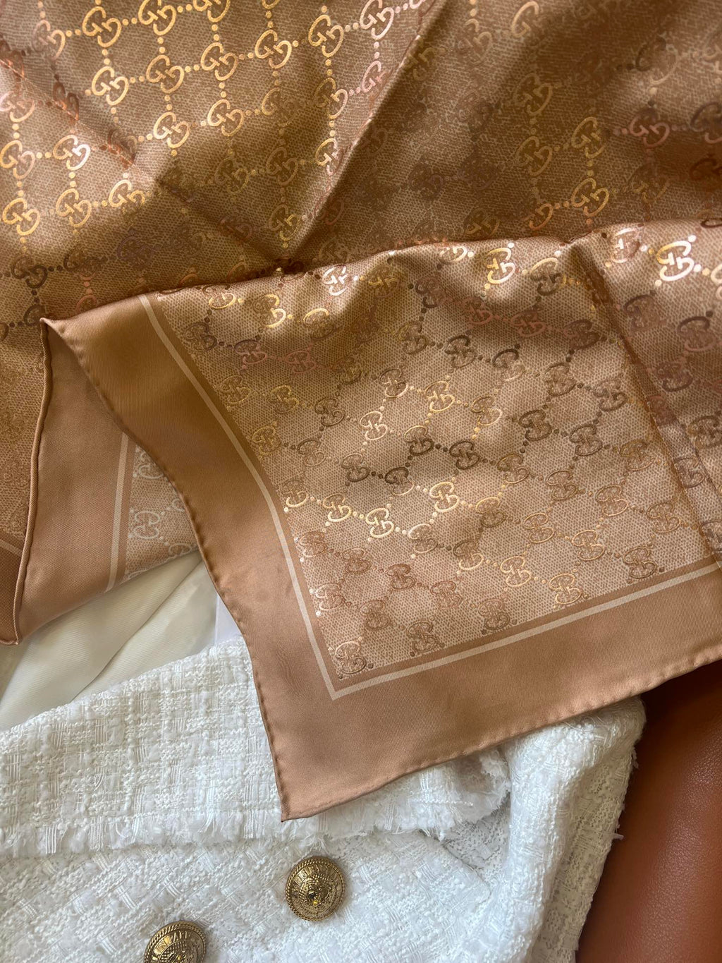 GUCCI 26S SCARF 90 IN SILK 816291