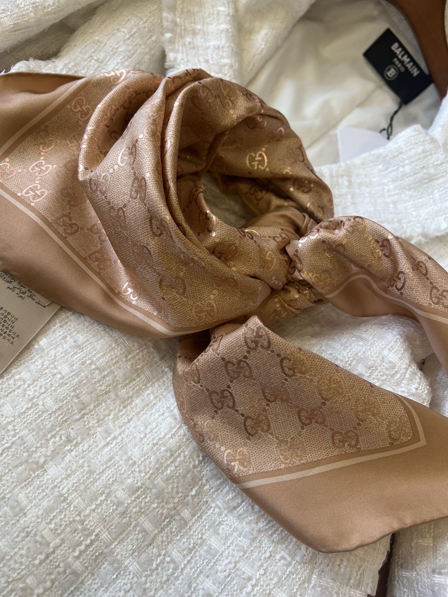 GUCCI 26S SCARF 90 IN SILK 816291