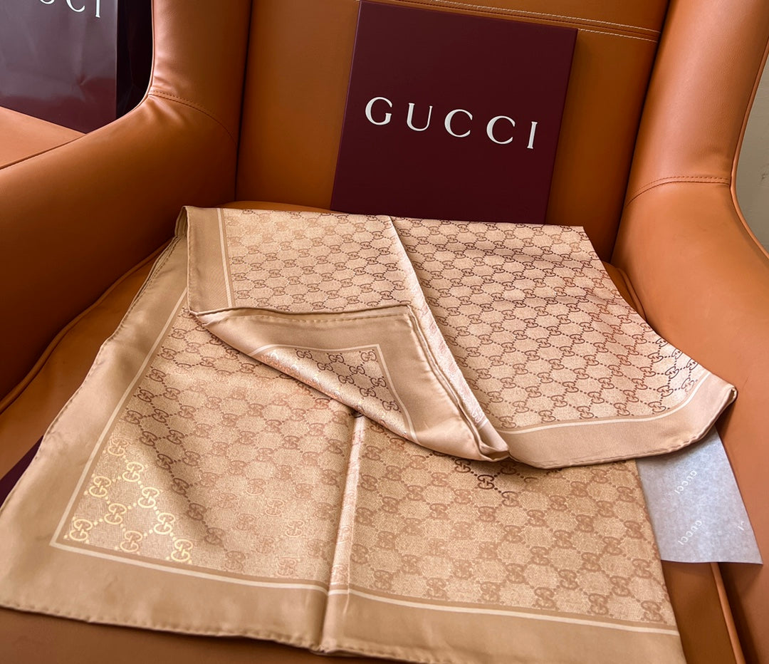 GUCCI 26S SCARF 90 IN SILK 816291