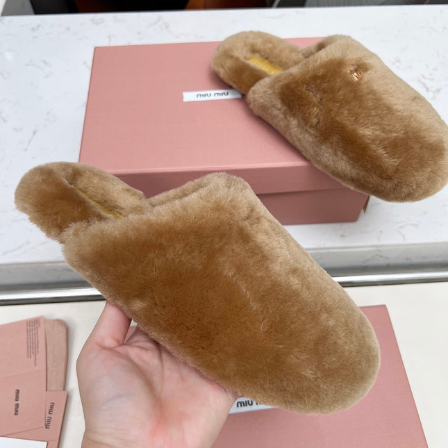 MIUMIU 26S MULES IN LIGHT BROWN SHEARLING 