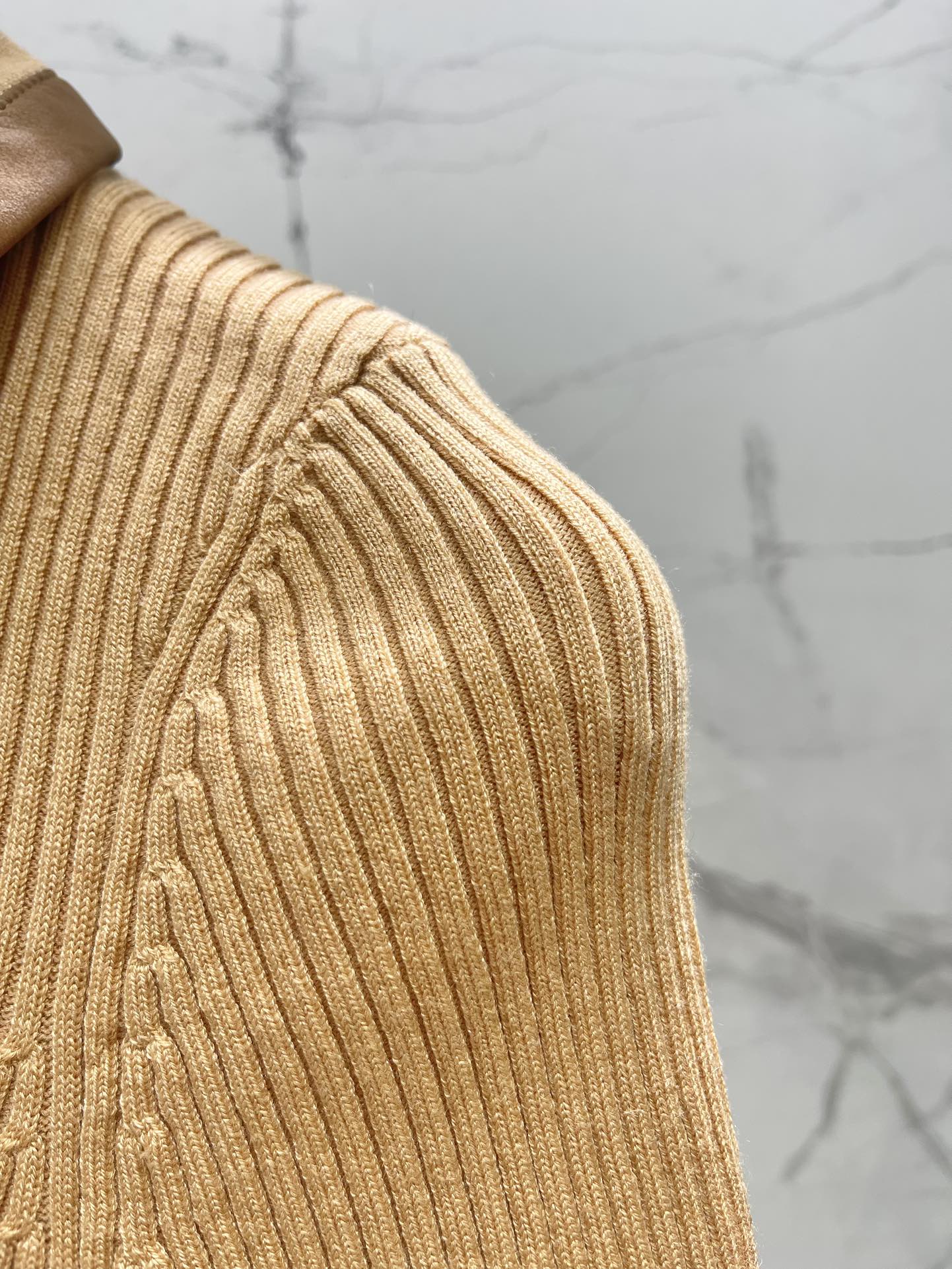 MIUMIU SHORT-SLEEVE KNIT TOP STYLE 263