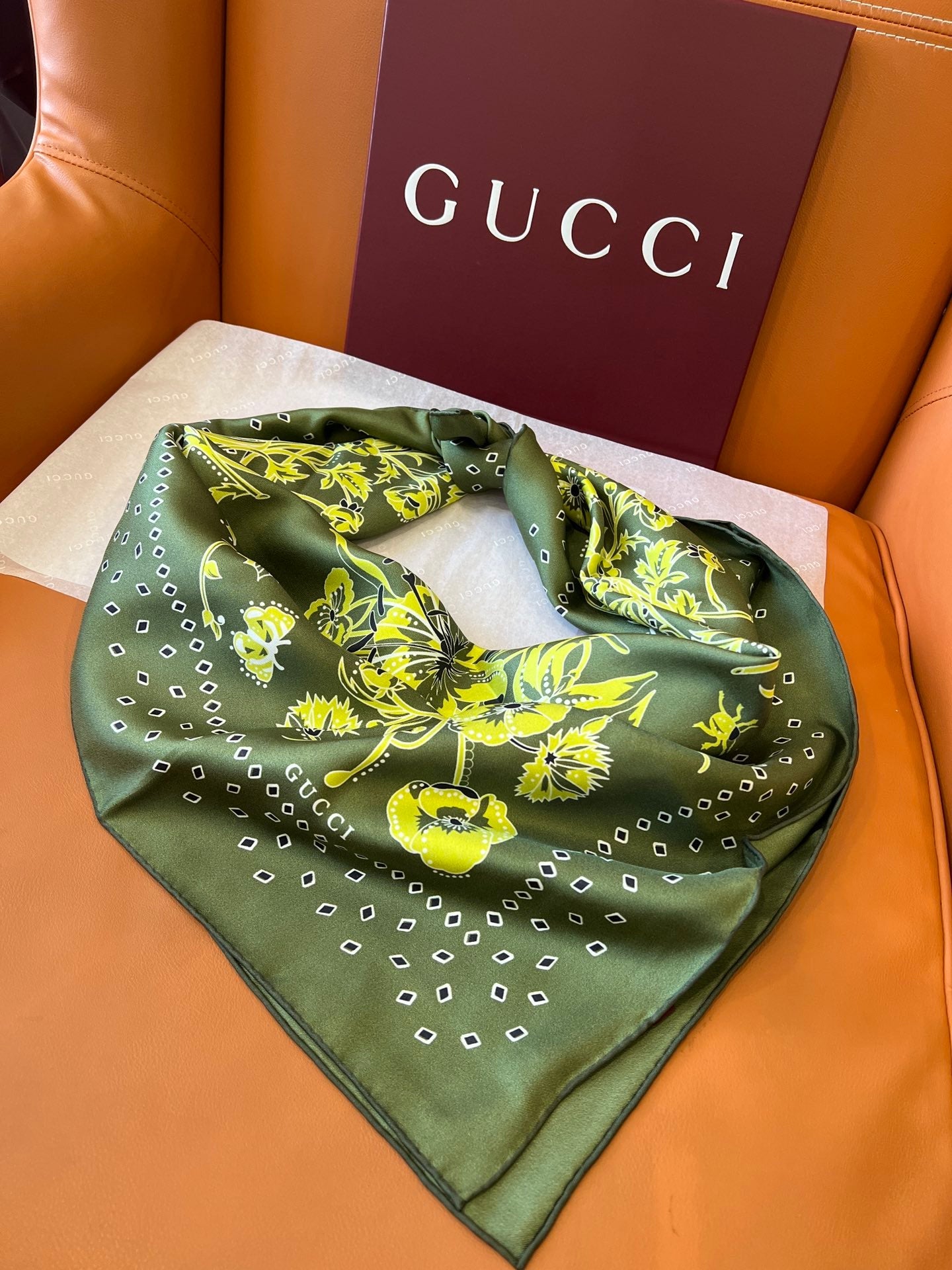 GUCCI 26S SCARF 90 IN SILK 816292