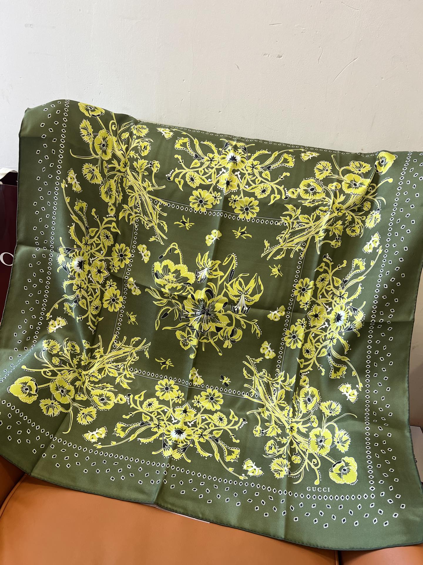 GUCCI 26S SCARF 90 IN SILK 816292