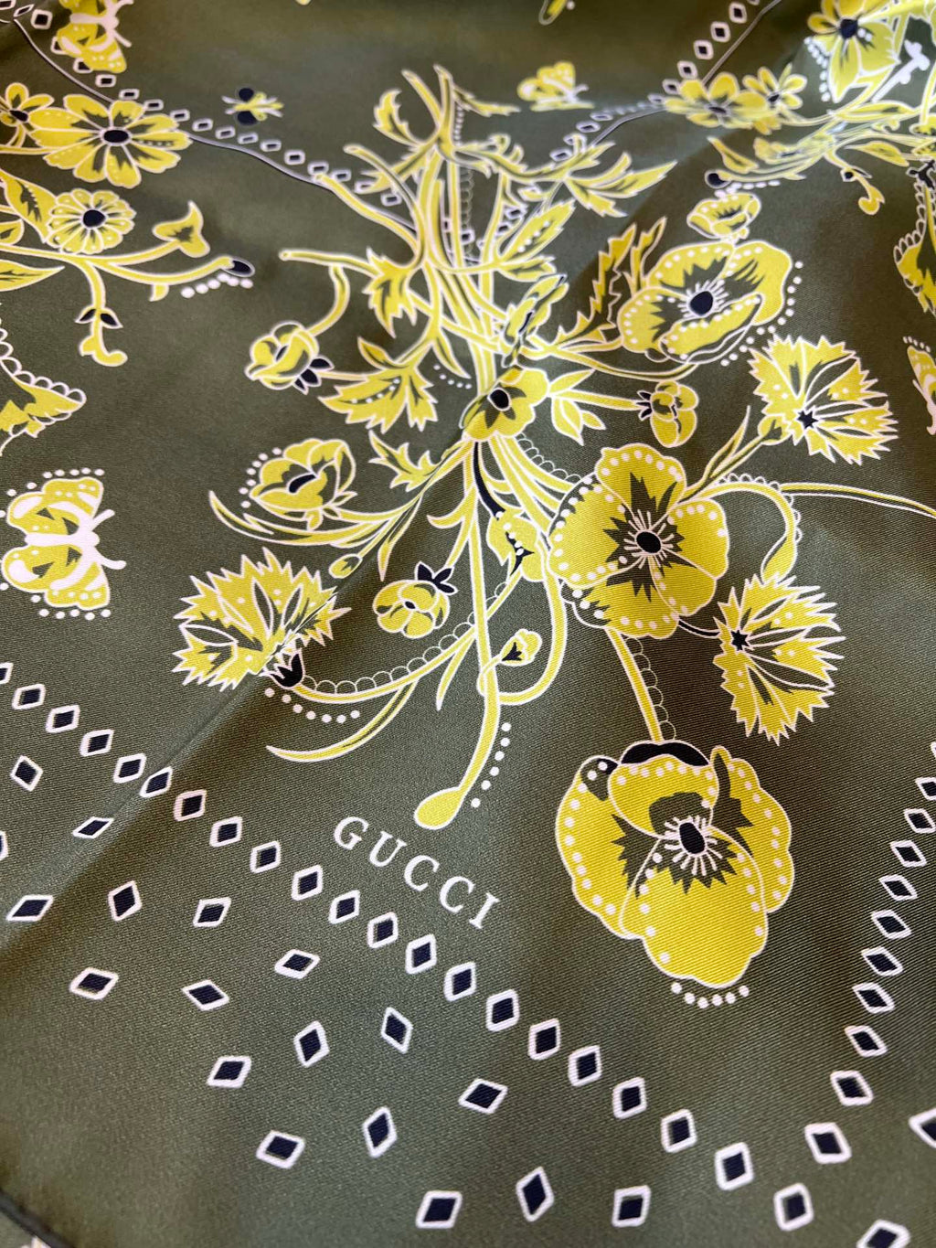 GUCCI 26S SCARF 90 IN SILK 816292