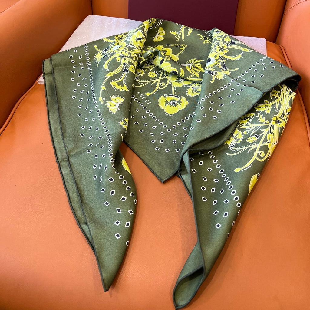 GUCCI 26S SCARF 90 IN SILK 816292