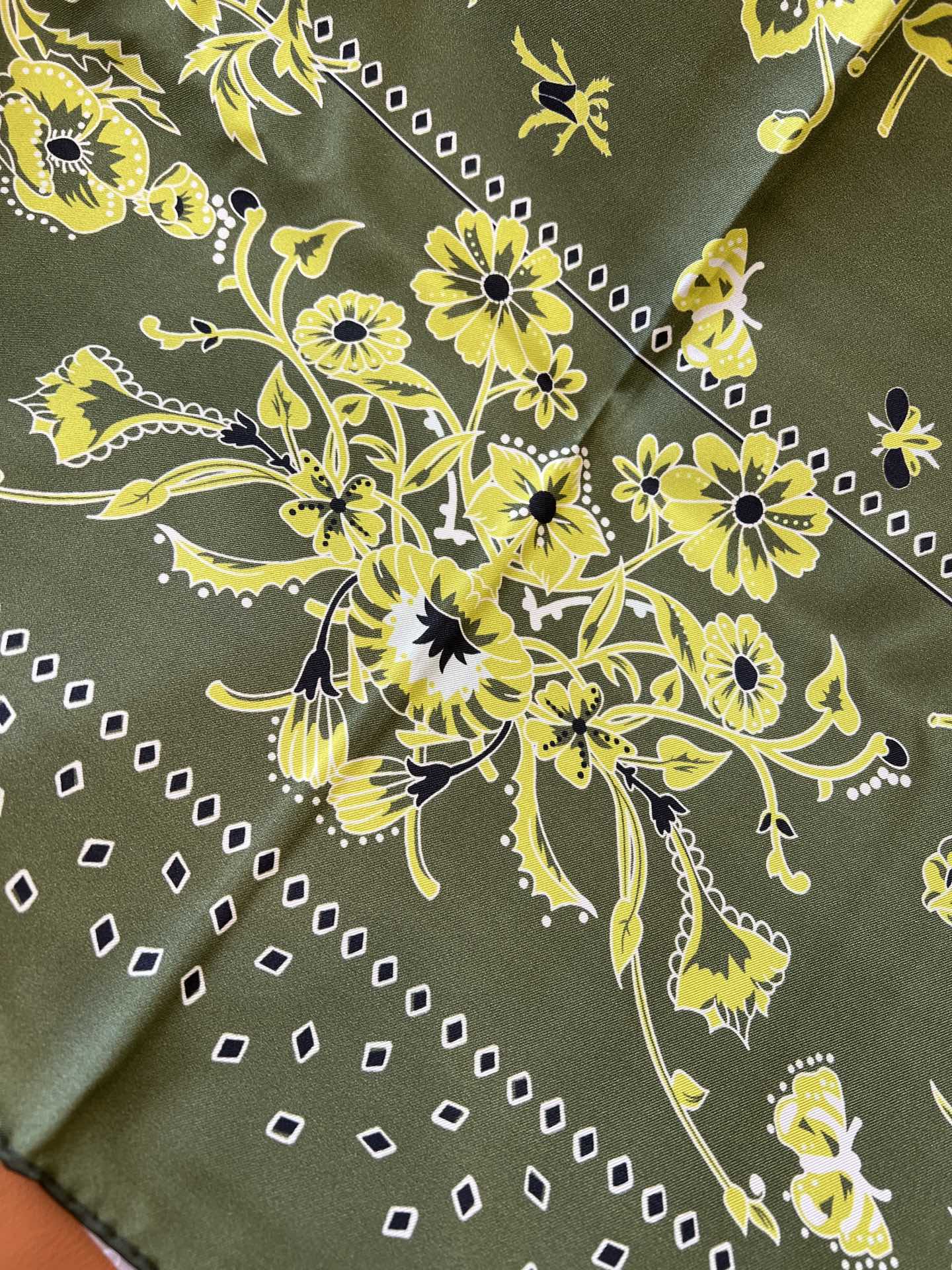 GUCCI 26S SCARF 90 IN SILK 816292
