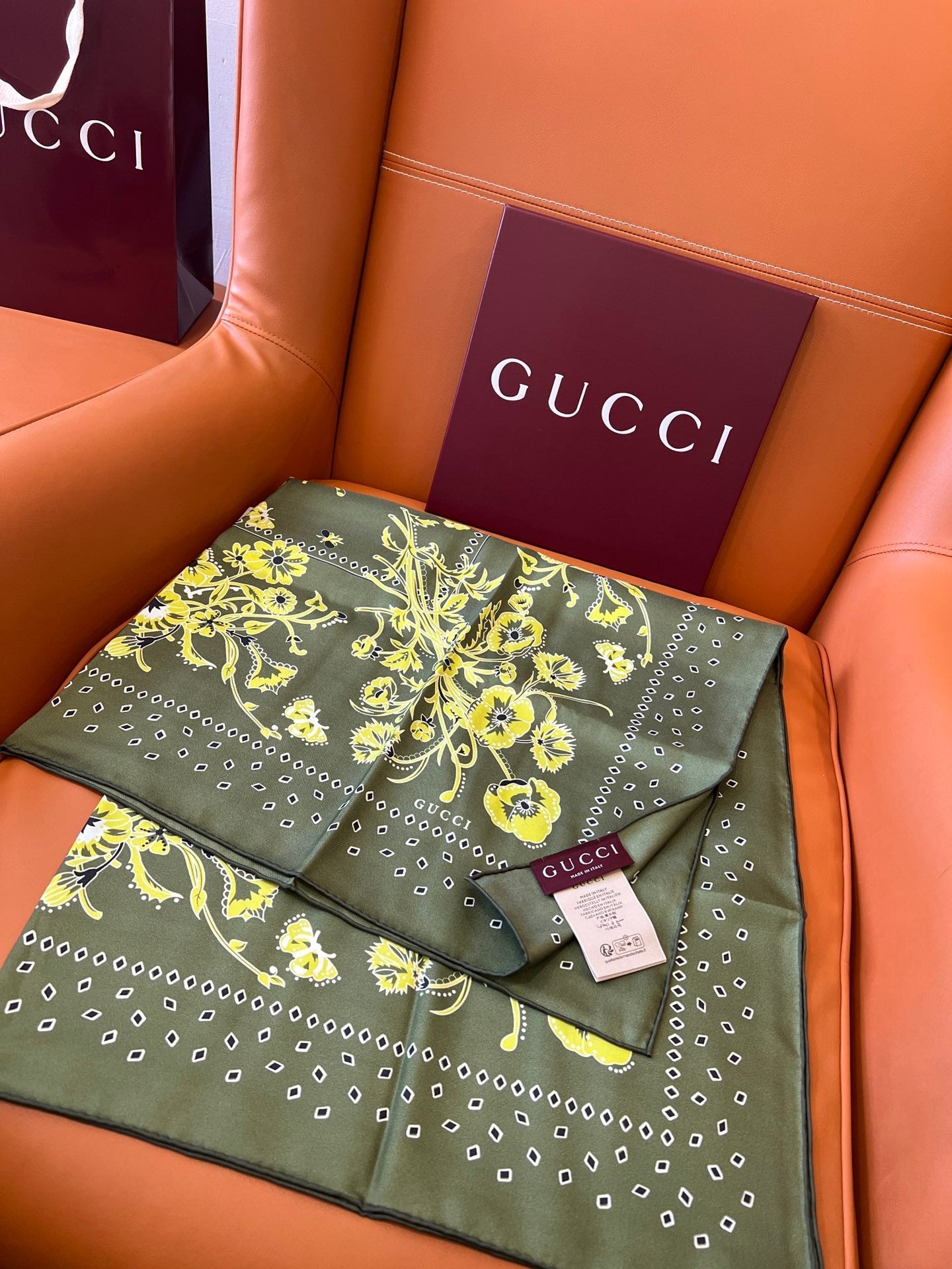 GUCCI 26S SCARF 90 IN SILK 816292