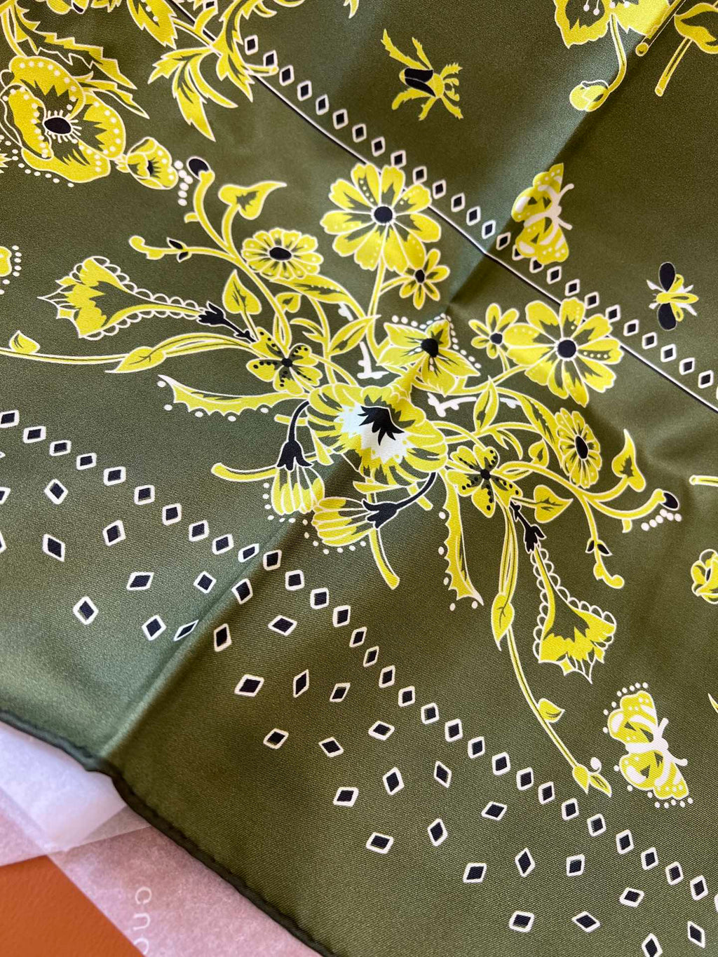 GUCCI 26S SCARF 90 IN SILK 816292
