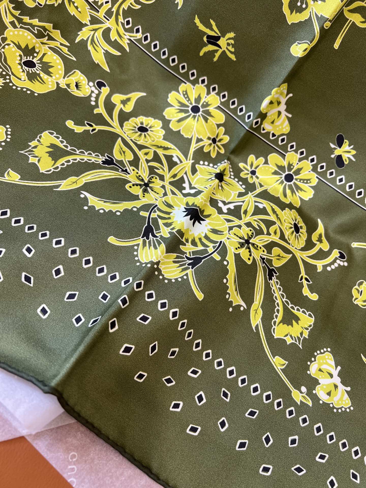 GUCCI 26S SCARF 90 IN SILK 816292