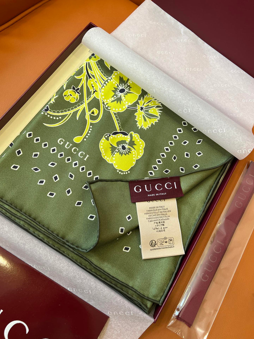 GUCCI 26S SCARF 90 IN SILK 816292