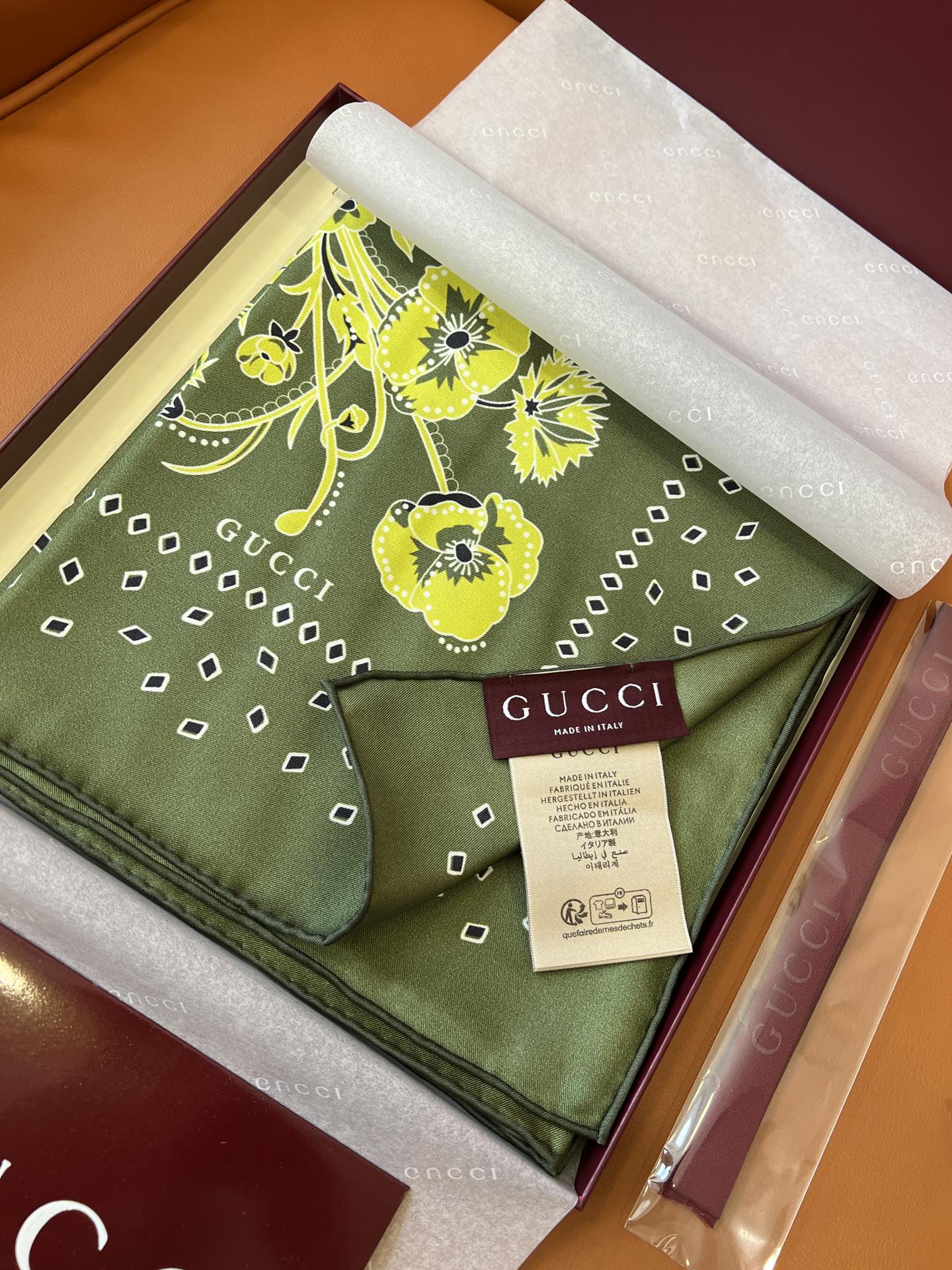 GUCCI 26S SCARF 90 IN SILK 816292